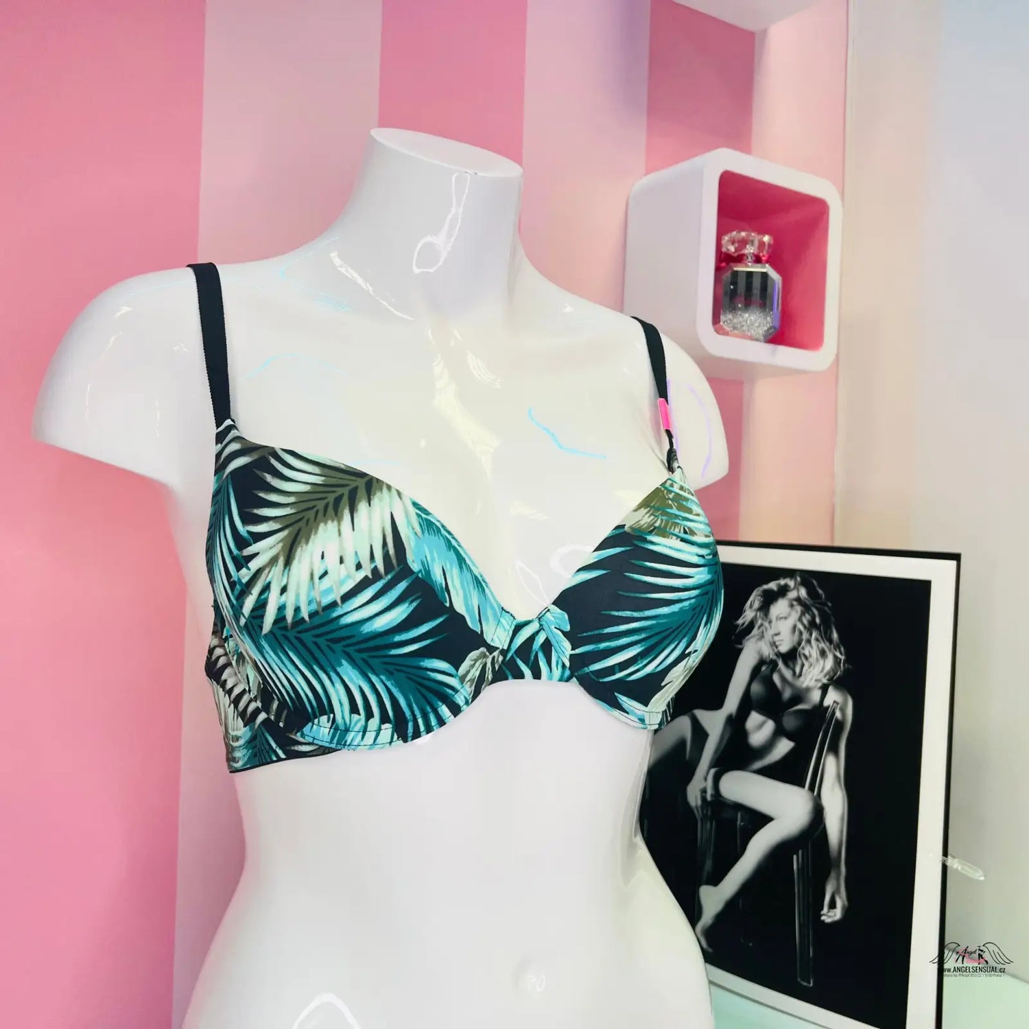 Stylová vzorovaná push podprsenka s nastavitelnými ramínky na mannequin