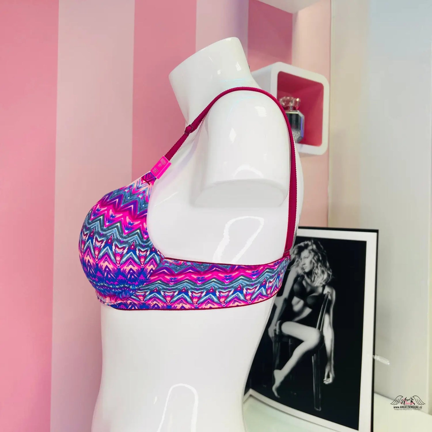 Stylová vzorovaná push podprsenka na figuríně s nastavitelnými ramínky a maximálním pohodlím