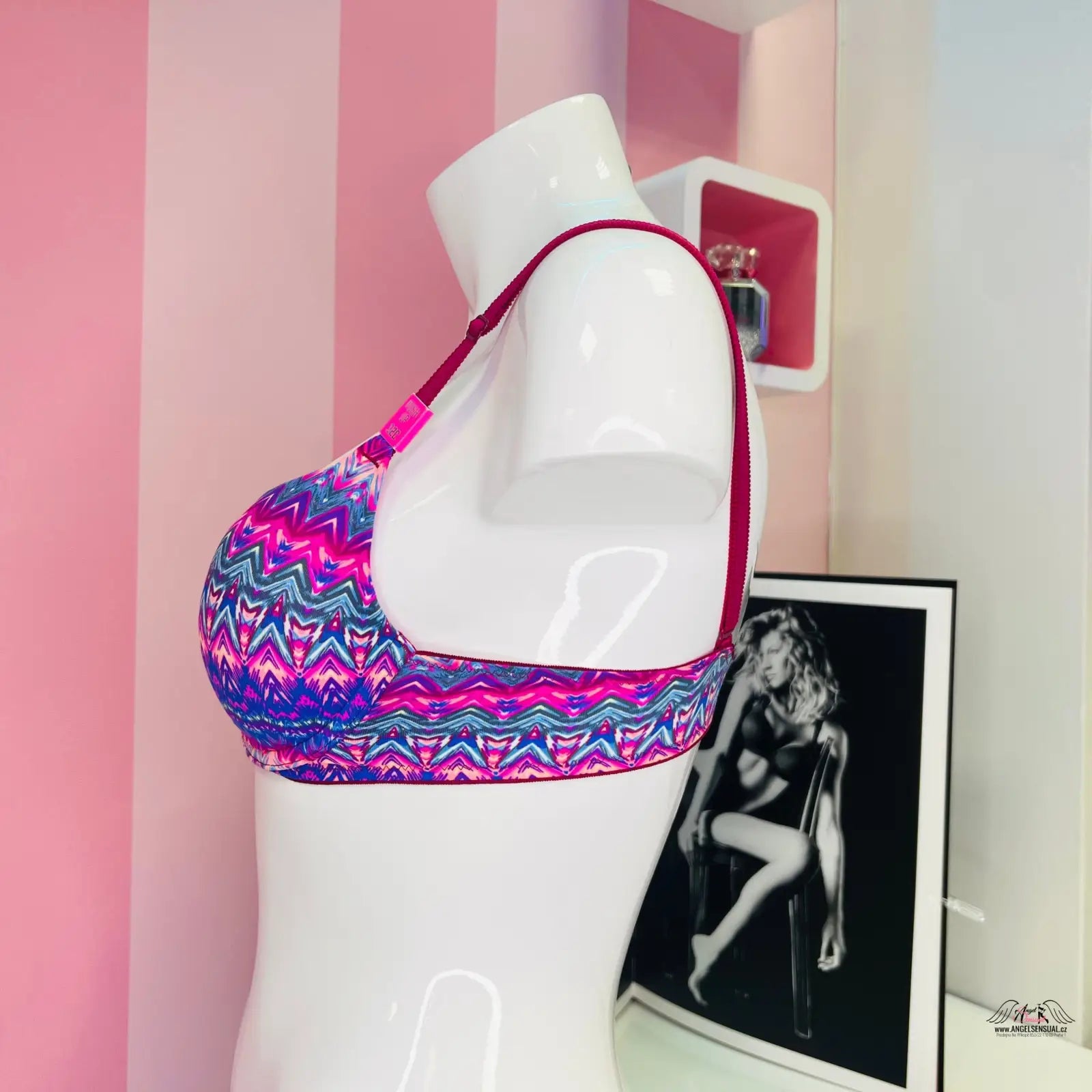 Stylová vzorovaná push podprsenka na figuríně s nastavitelnými ramínky a maximálním pohodlím