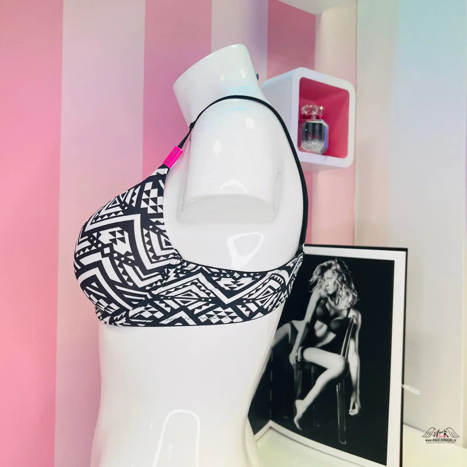 Černobílý stylová vzorovaná push bikini top s nastavitelnými ramínky pro maximální pohodlí