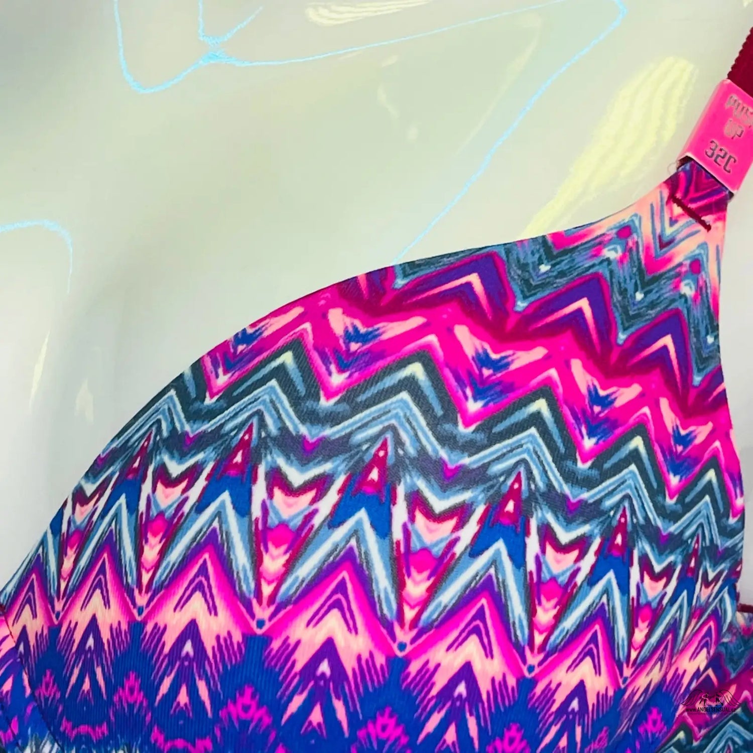 Stylová vzorovaná push podprsenka PINK s nastavitelnými ramínky pro maximální pohodlí