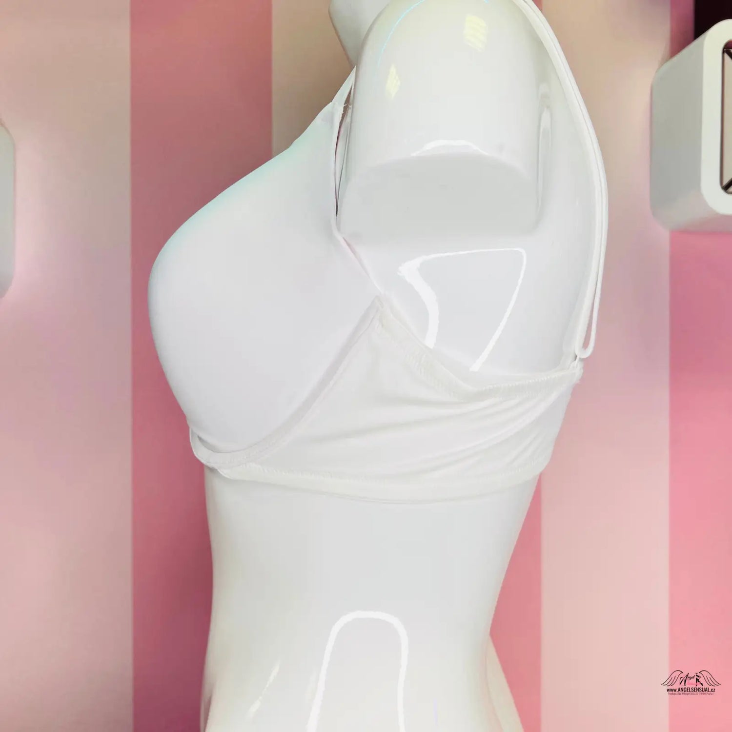 Bílá matná vystužená podprsenka Agent Provocateur na bílém manekýnu s nastavitelnými ramínky