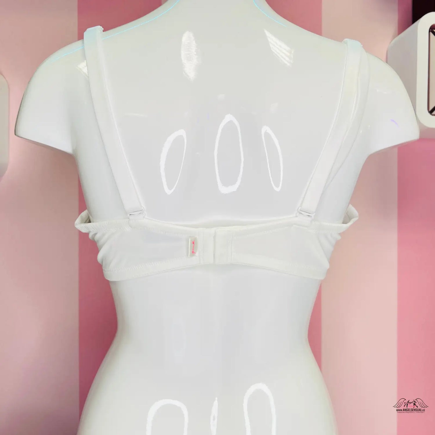 Bílá matná vystužená podprsenka agent provocateur s nastavitelnými ramínky na mannequin