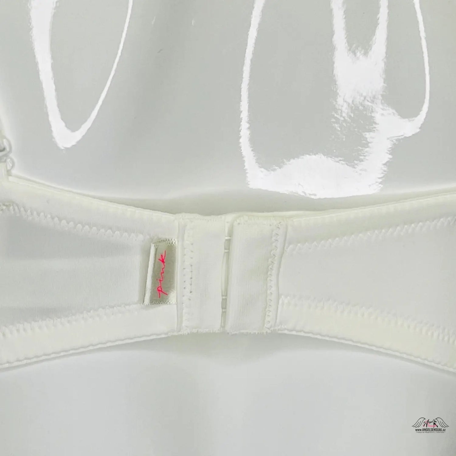 Bílý motýlek s malým červeným štítkem na agent provocateur velice pohodlné nastavitelnými ramínky