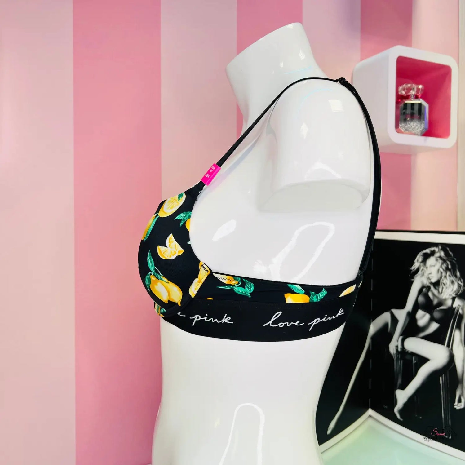 Black push-up podprsenka with žlutým citrónovým motivem a růžovou texturou