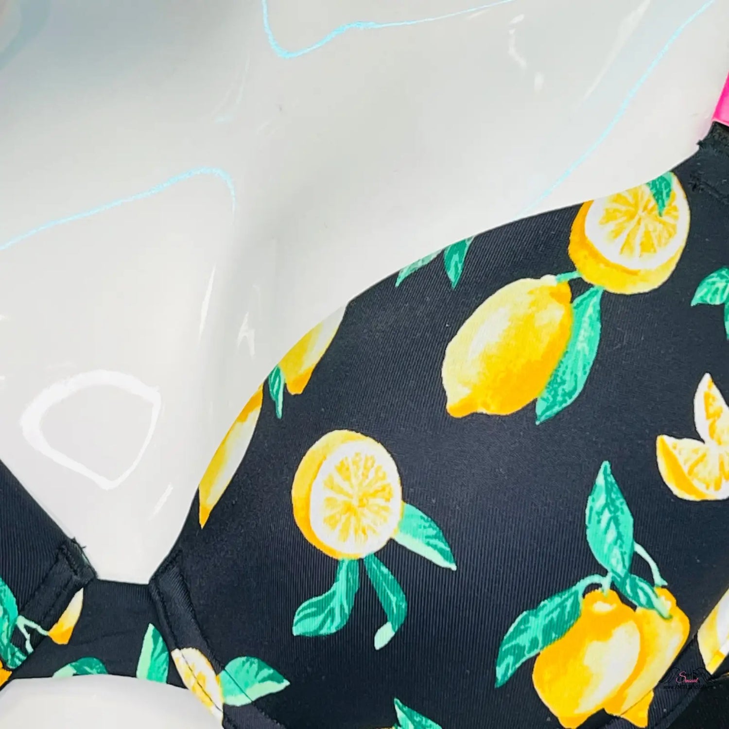 Black fabric with bright yellow lemon print pattern of PINK Podprsenka Citronový Motiv, barevná push-up podprsenka