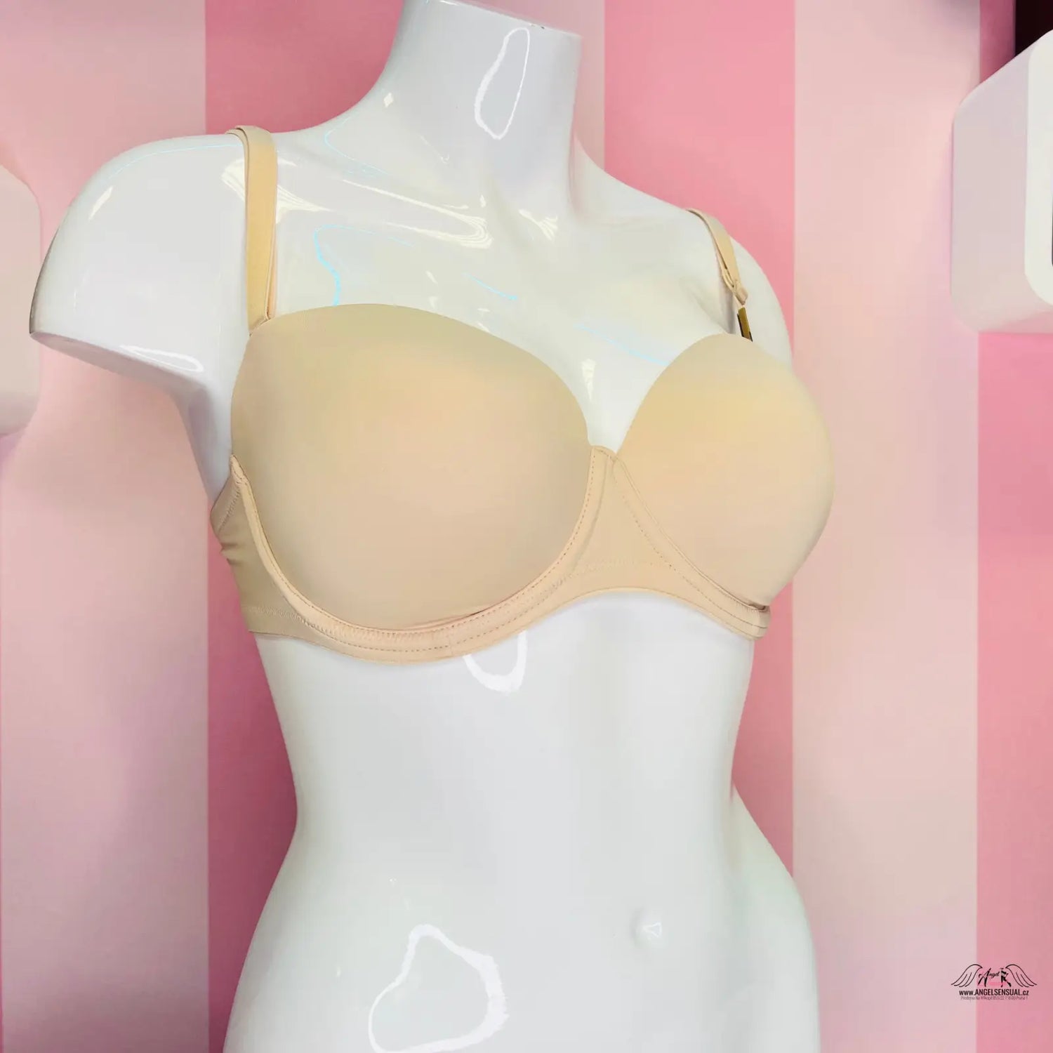 Beige strapless pohodlná tělová podprsenka na bílém modelu, vystužená