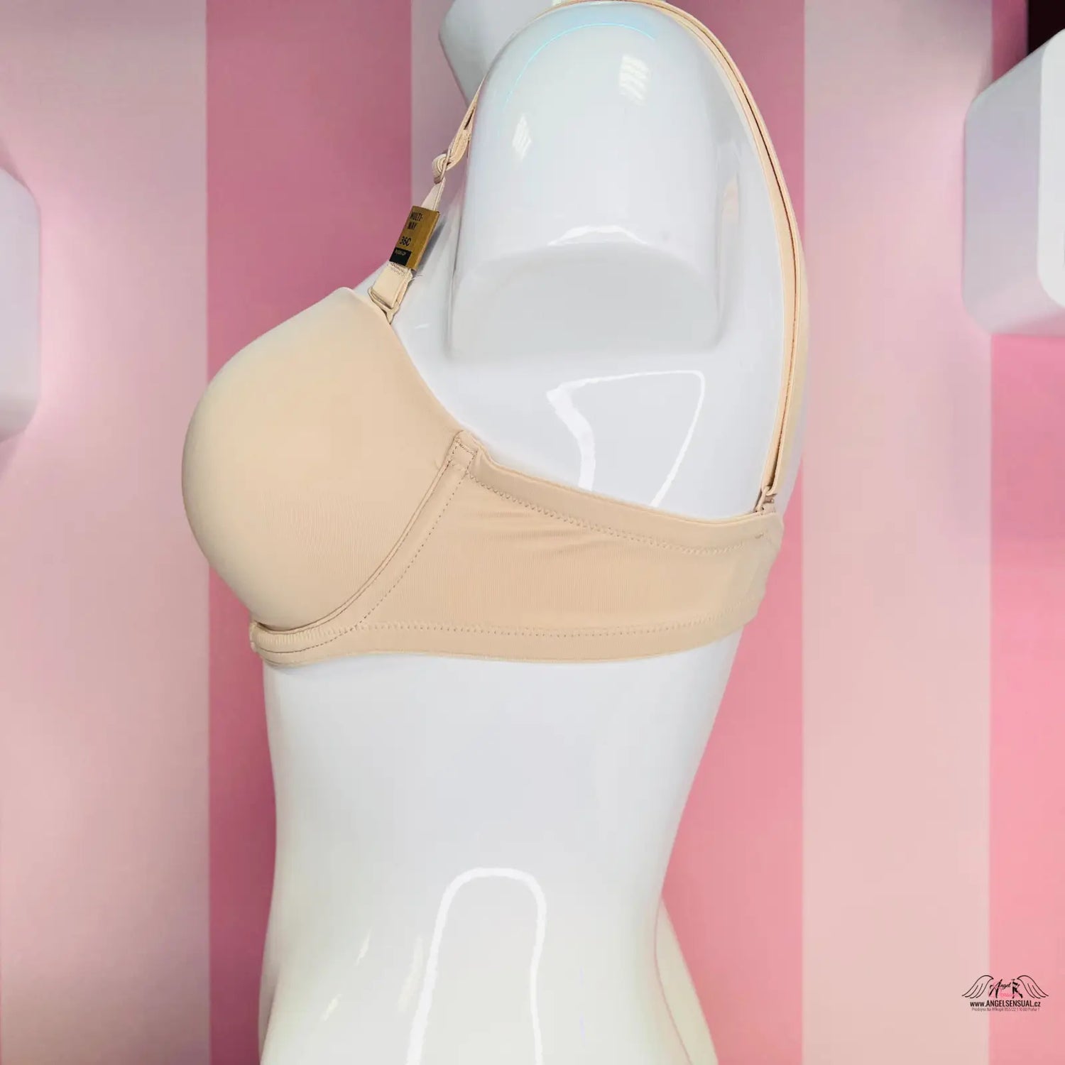 Beige strapless pohodlná tělová podprsenka na bílém manekýnu, model PINK Podprsenka Matná Tělová s Vystužením