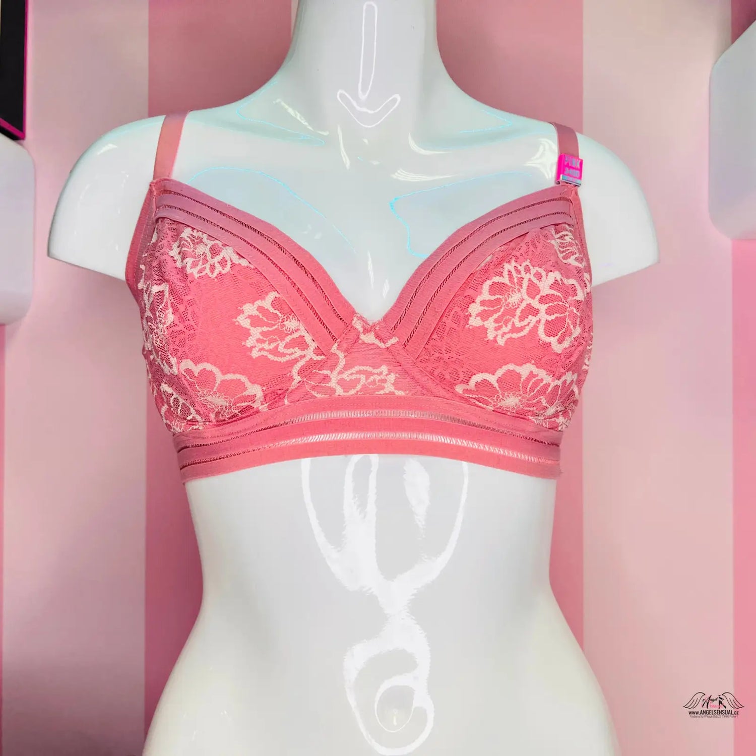 Blízký pohled na růžovou podprsenku PINK Podprsenka s Vystužením od Agent Provocateur pro maximální pohodlí