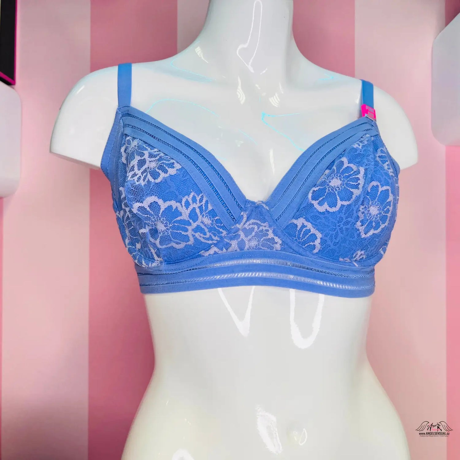 Detailní záběr na modelku v modré podprsence PINK Podprsenka s Vystužením, agent provocateur, maximální pohodlí, apparel & accessories
