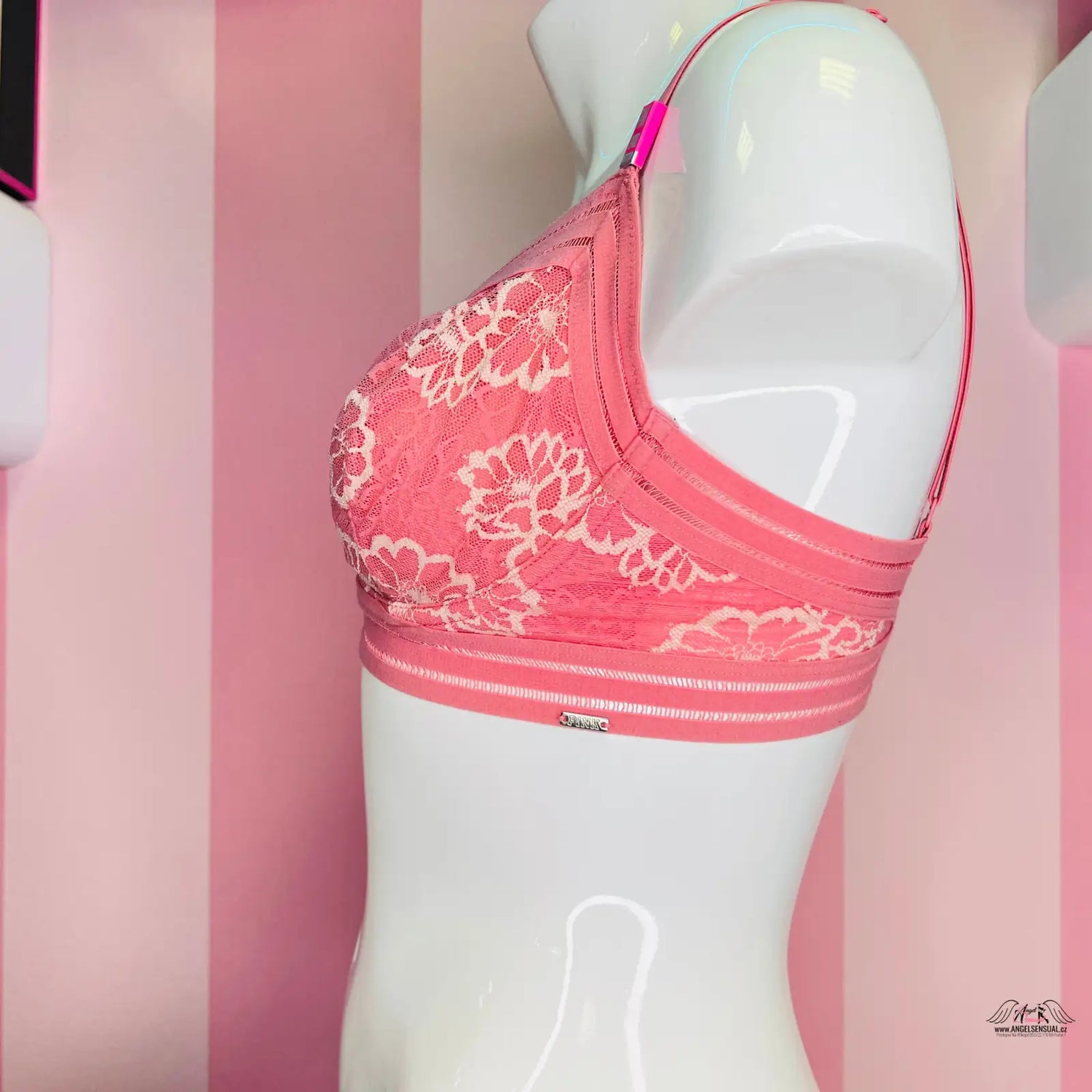 Pinká podprsenka s vystužením na mannequin v růžové místnosti, maximální pohodlí