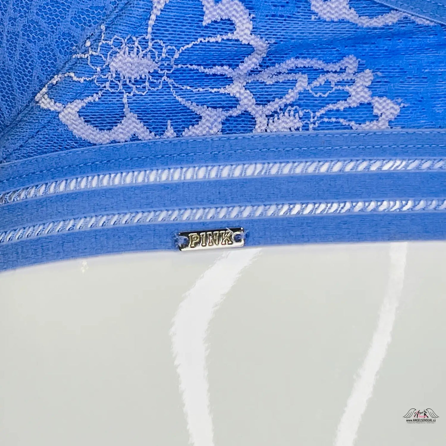 Modrý klobouk s bílým a modrým designem, ideální pro agent provocateur apparel & accessories