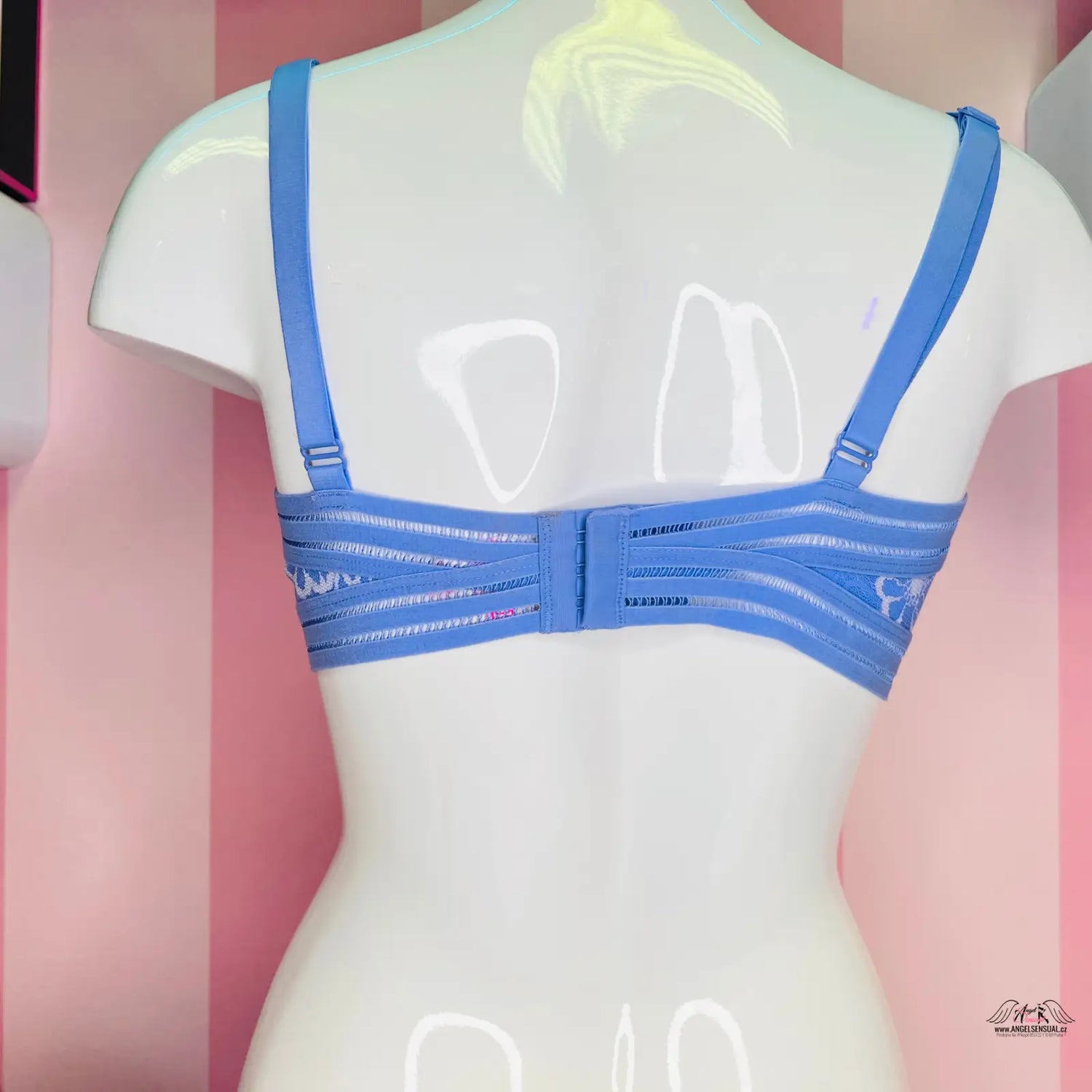 Blízký pohled na modelku s modrou podprsenkou PINK Podprsenka s Vystužením od Agent Provocateur pro maximální pohodlí v oblasti oděvů a dopl