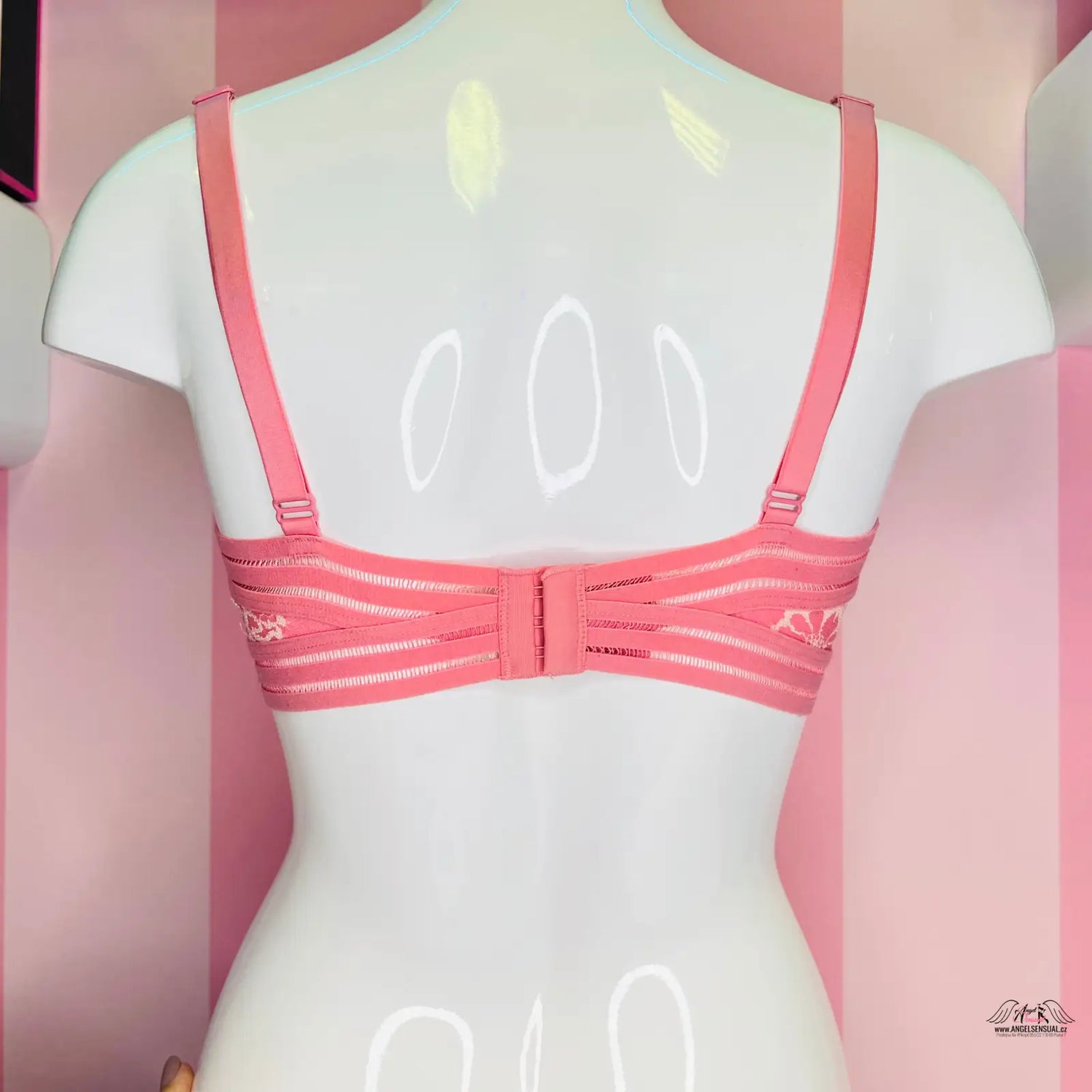 Agent Provocateur PINK Podprsenka s Vystužením na mannequin s růžovým pruhem wall