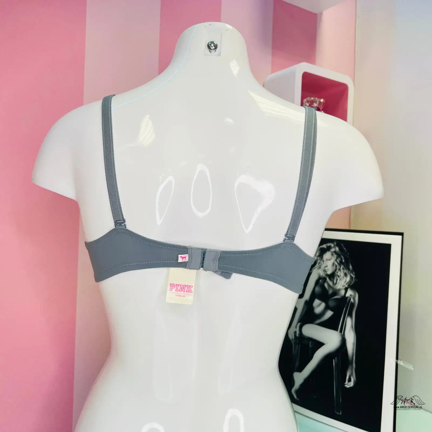 Šedá push-up podprsenka na modelu s nastavitelnými ramínky, luxusní push
