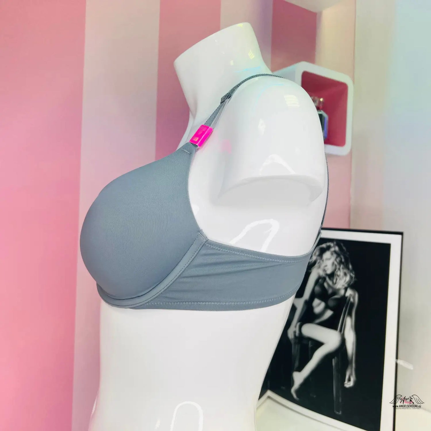 Šedá push-up podprsenka PINK s nastavitelnými ramínky na mannequin