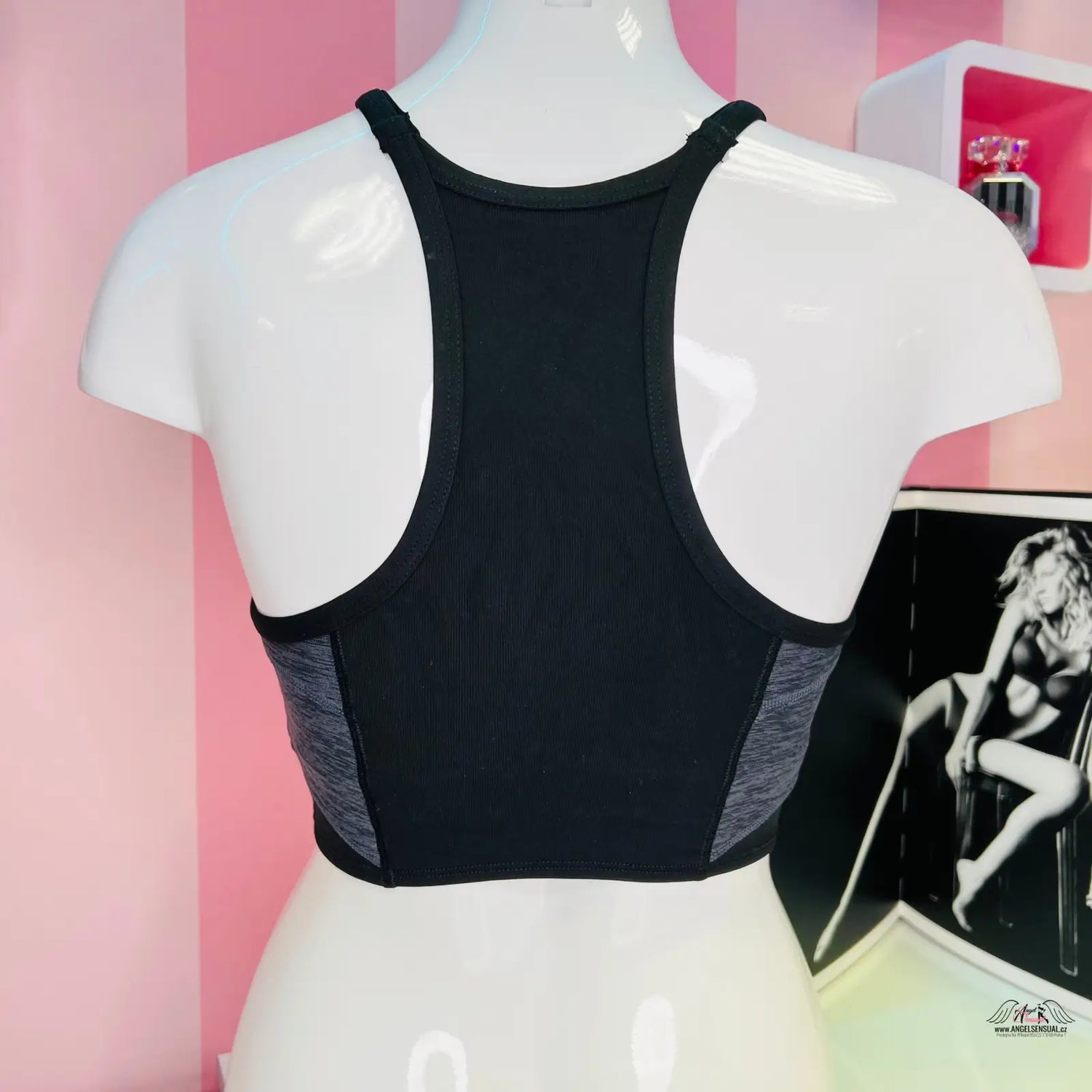Fotografie černošedé sportovní podprsenky trochu delšího střihu PINK Podprsenka Sportovní s Vykrojením