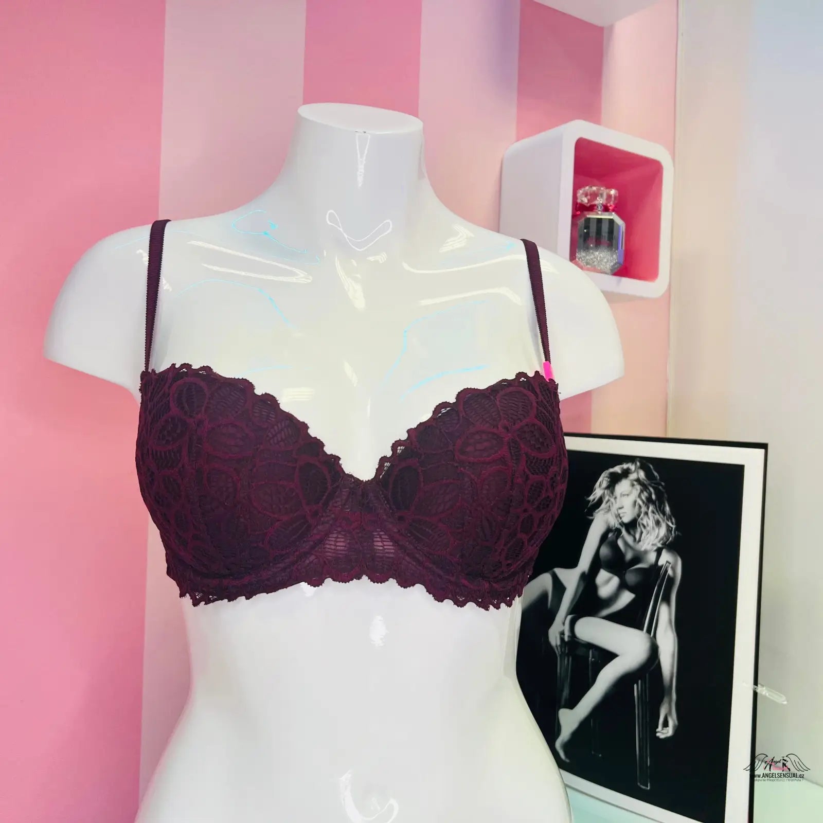 Burgundy krajková podprsenka na figuríně s úžasným push-up efektem a přesahující košíčky