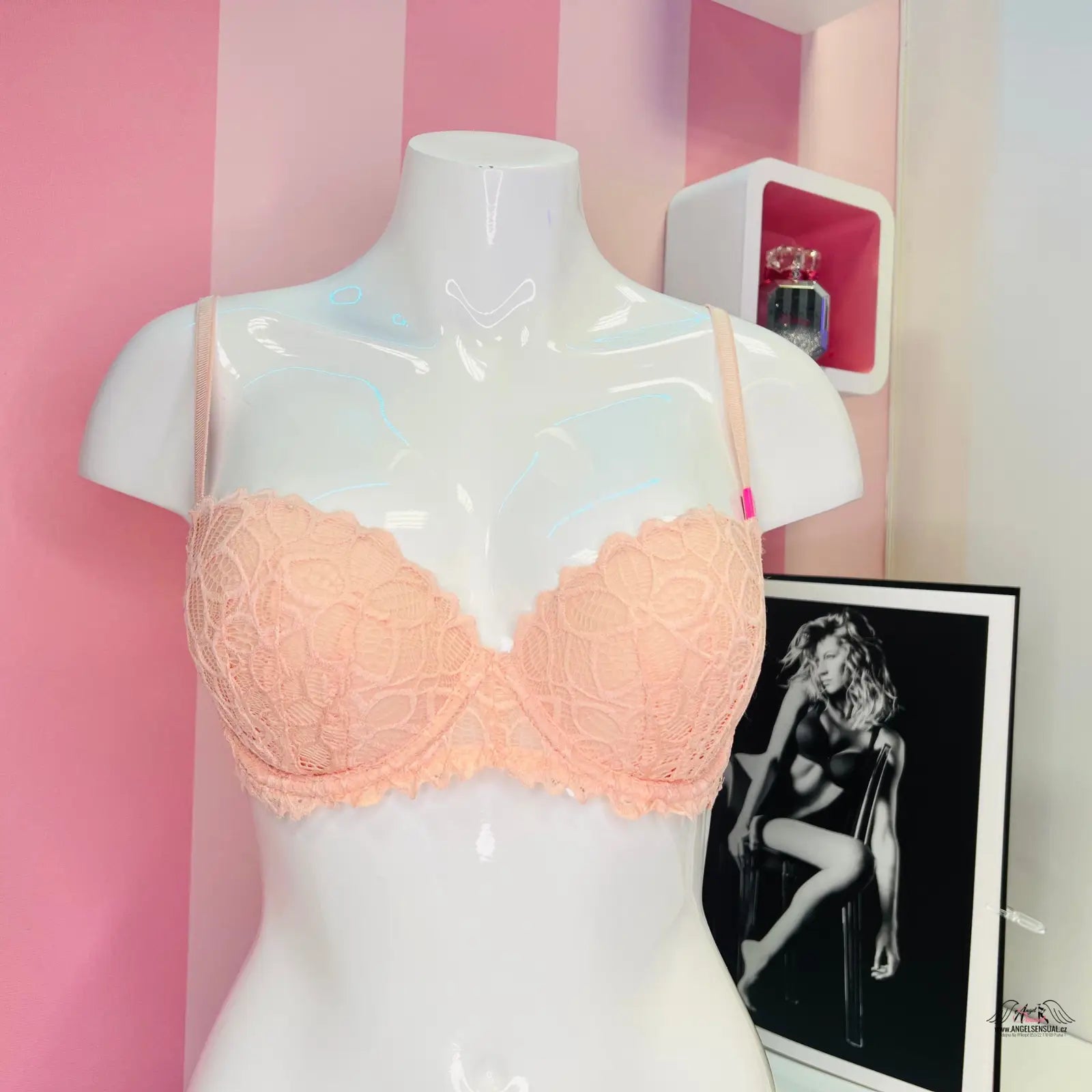 Peach-colored lace bra with přesahuje košíčky, svůdná krajková podprsenka s úžasným push-up efektem