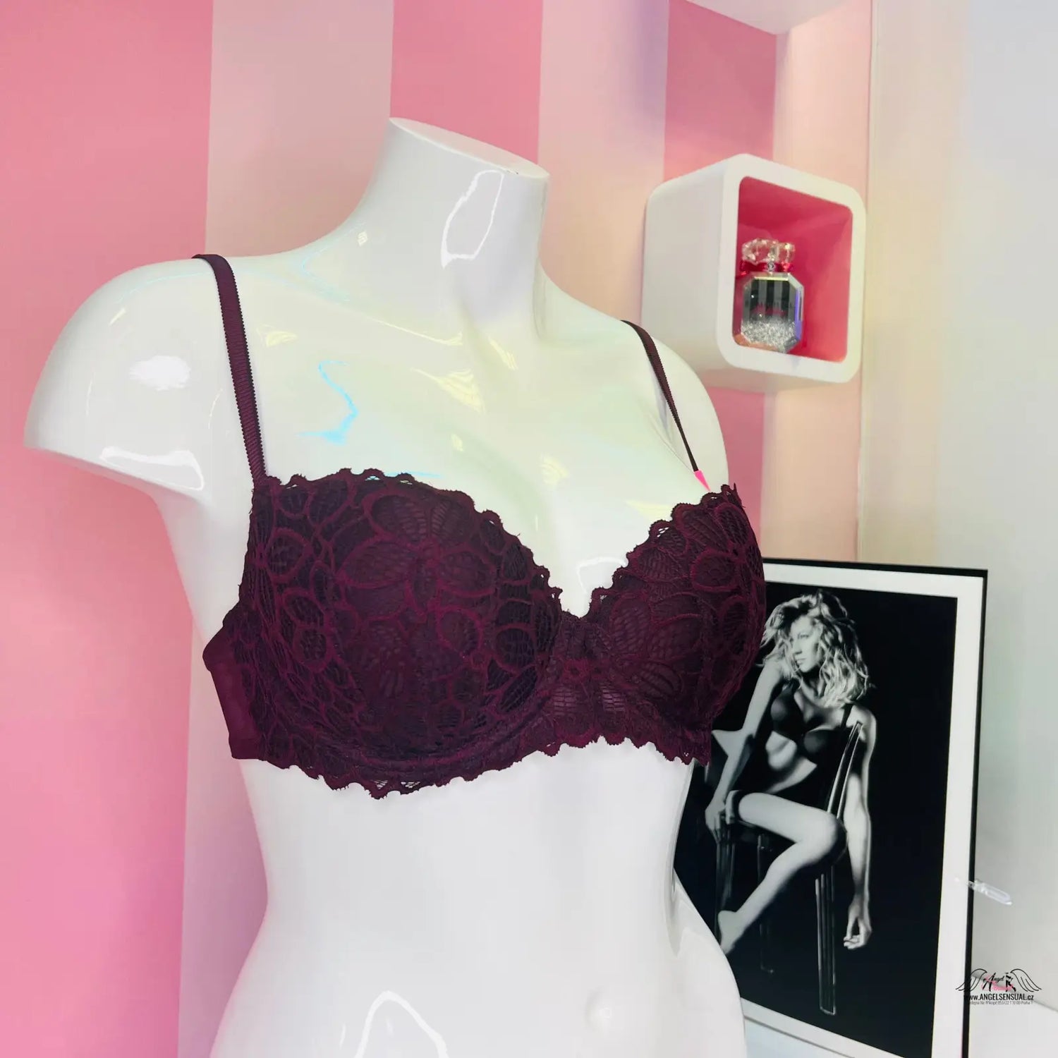 Burgundská svůdná krajková podprsenka s úžasným push-up efektem na figuríně