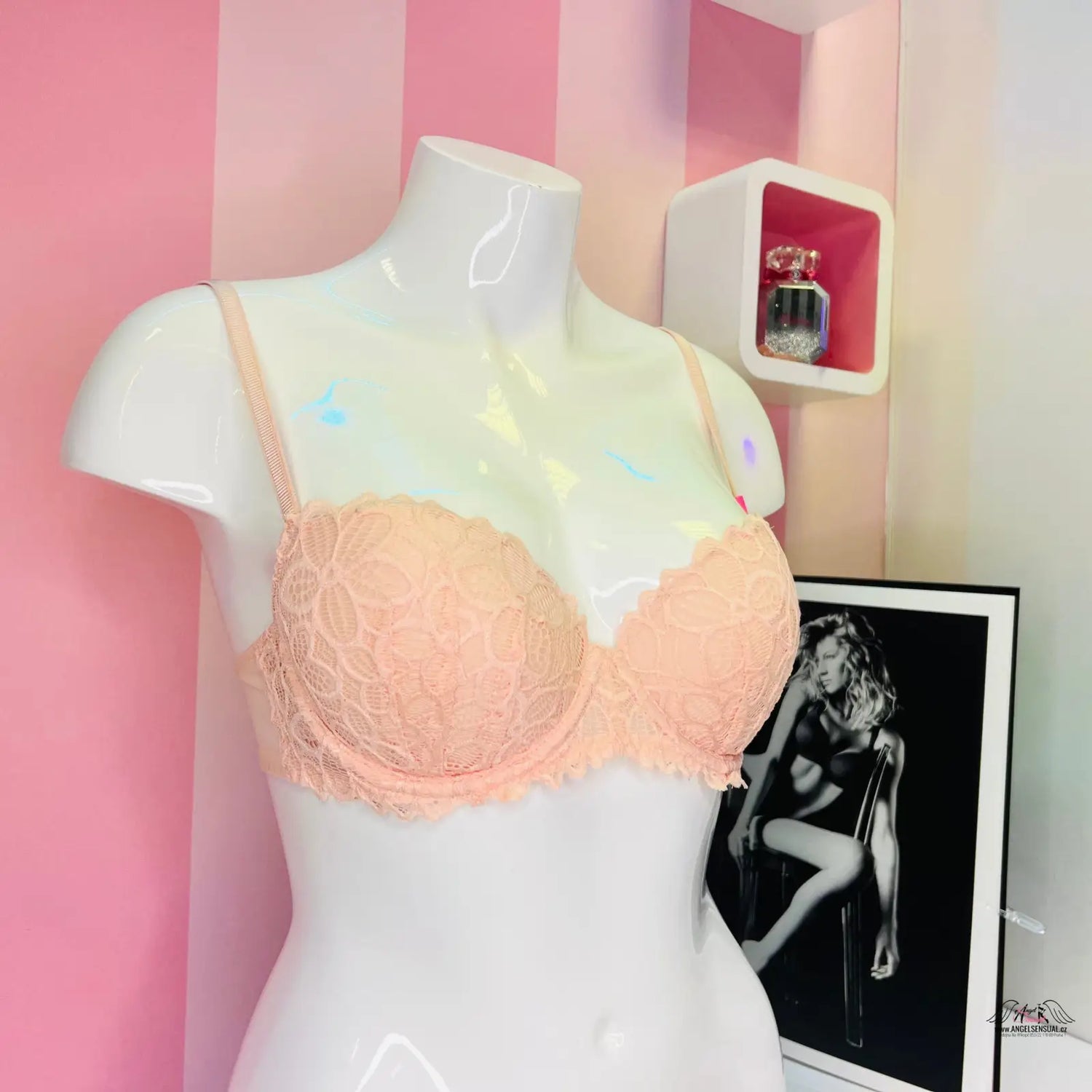 Peach krajková podprsenka na figuríně s úžasným push-up efektem a přesahující košíčky