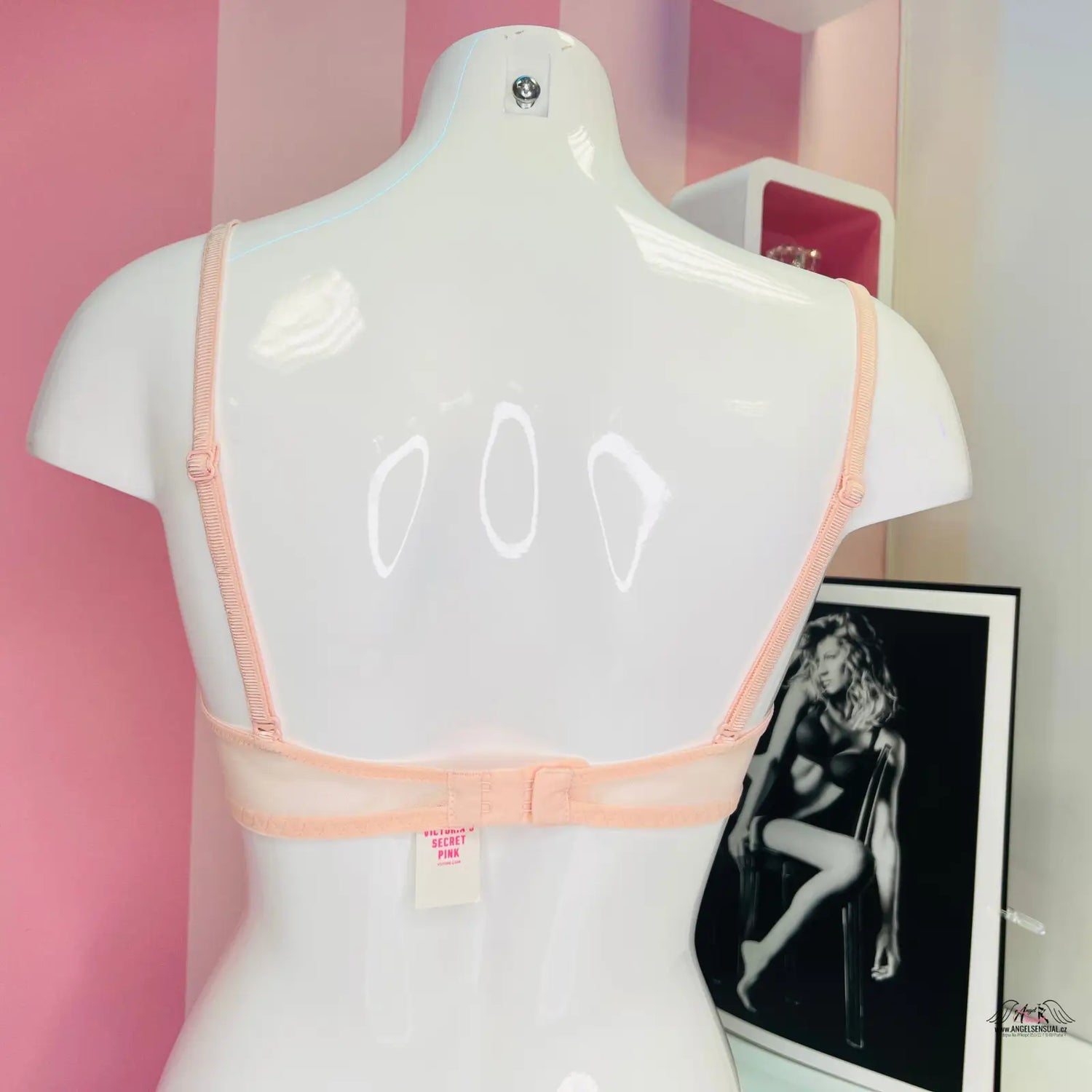 Peachová svůdná krajková podprsenka s úžasným push-up efektem na mannequin