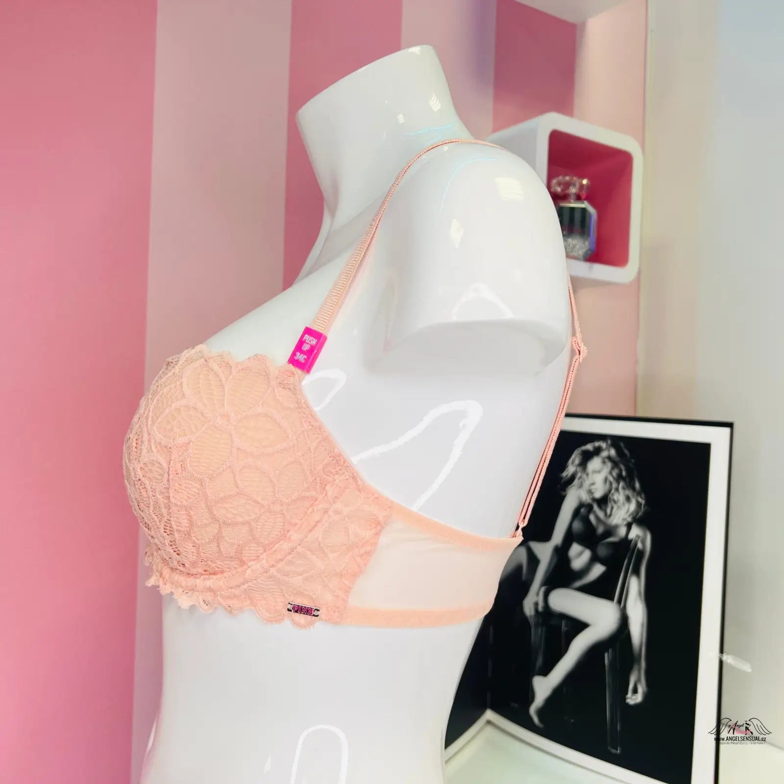 Peach-colored lace bra with přesahuje košíčky, svůdná krajková podprsenka s úžasným push-up efektem