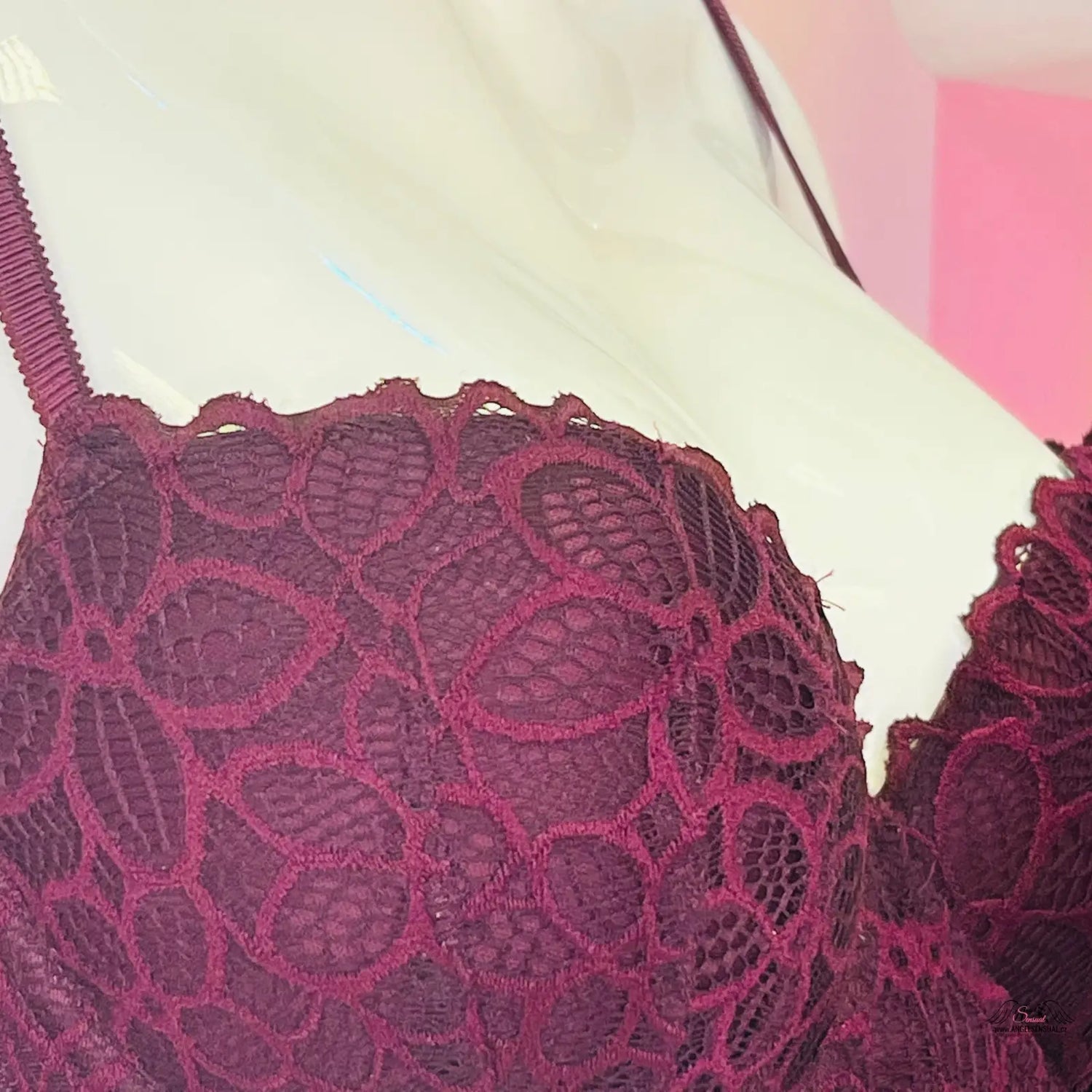 Burgundy svůdná krajková podprsenka s úžasným push-up efektem a přesahující košíčky