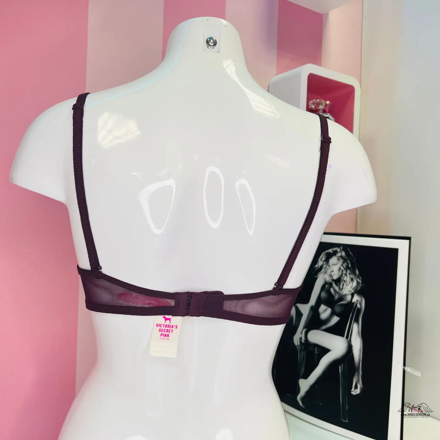 Burgundy svůdná krajková podprsenka s úžasným push-up efektem na figuríně