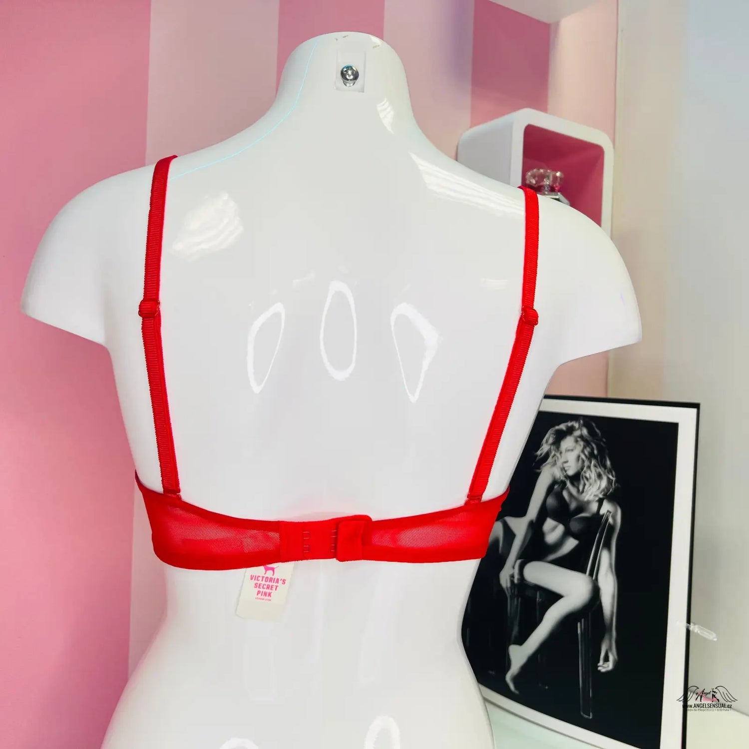 Red bra on mannequin with svůdná krajková podprsenka a úžasný push-up efekt