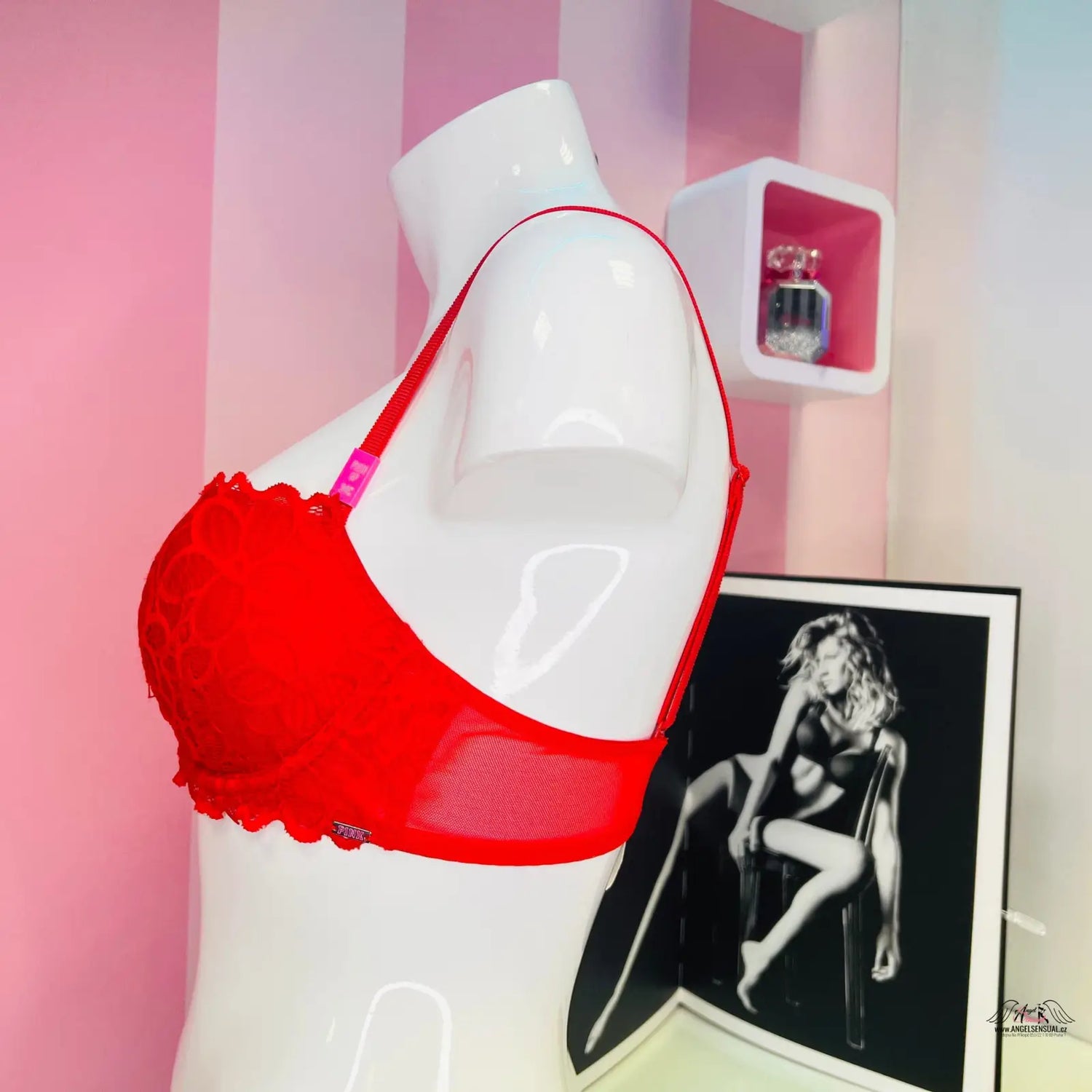 Red bra on a mannequin showcasing svůdná krajková podprsenka s úžasným push-up efektem