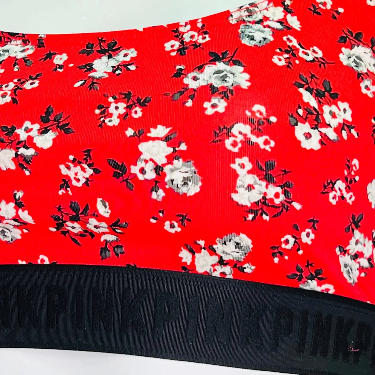 Red floral print bralette from PINK Sportovní Podprsenka Floral Ultimate, ideální pro každodenní nošení
