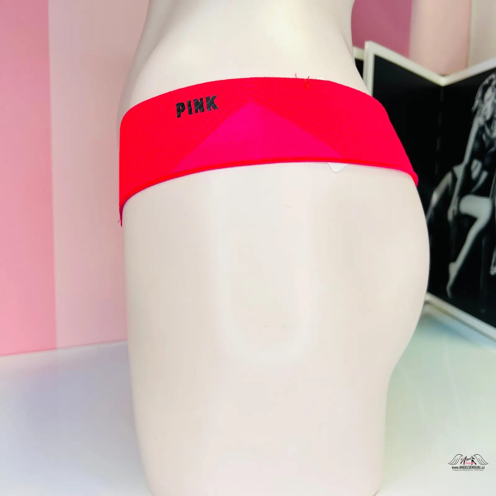 Červené elastické tanga nižšího střihu PINK Tanga Červené od Agent Provocateur