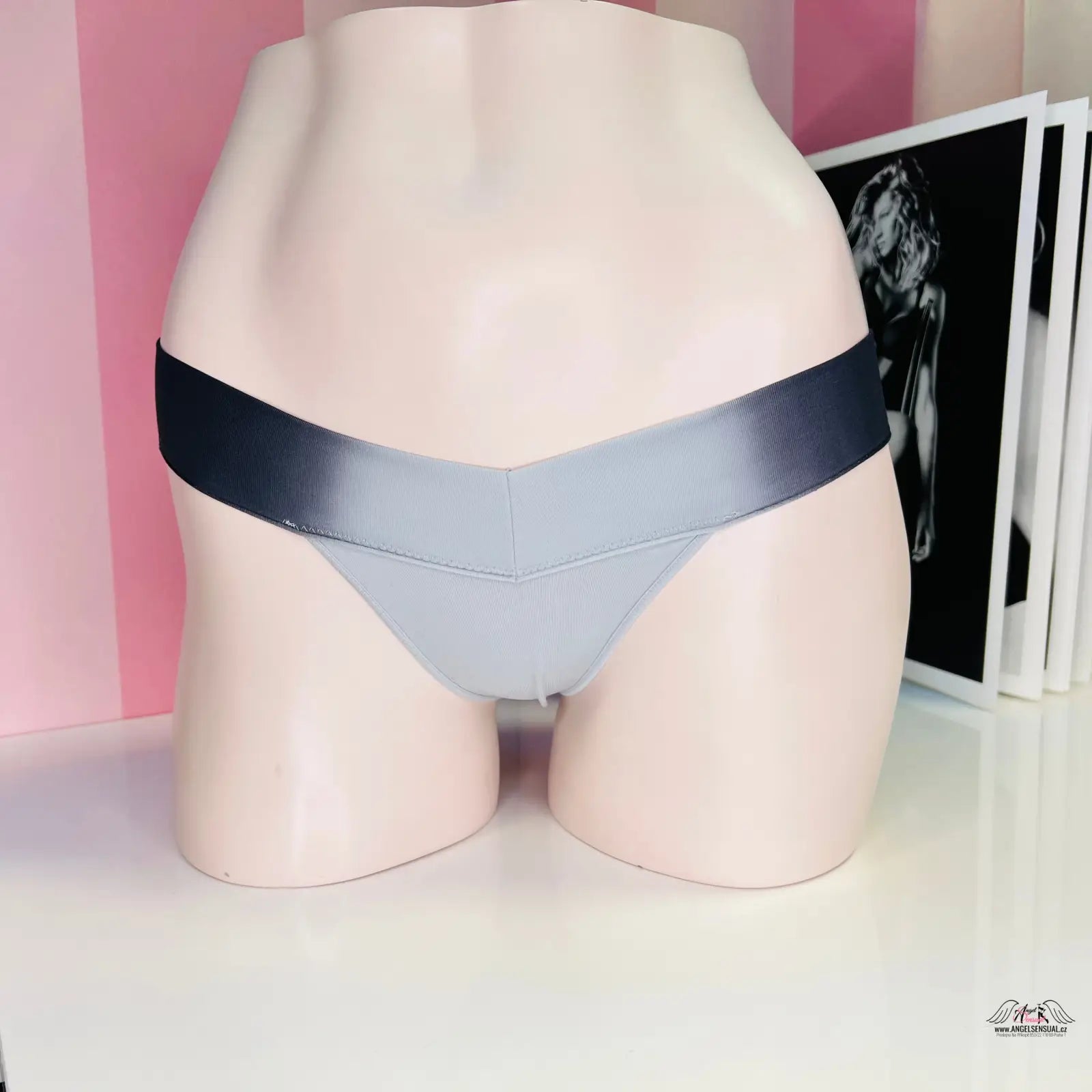 Žíhané šedočerné tanga s nápisem pink na levé horní straně