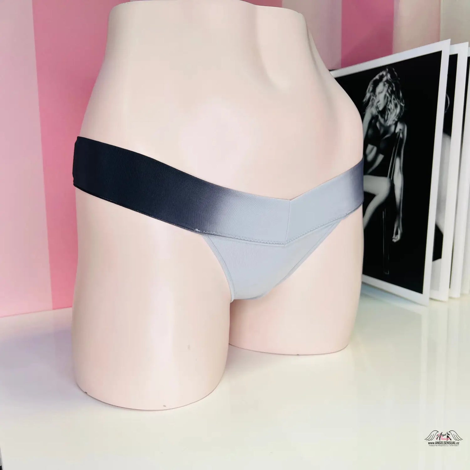 Žíhané šedočerné tanga s nápisem Pink na levé horní straně