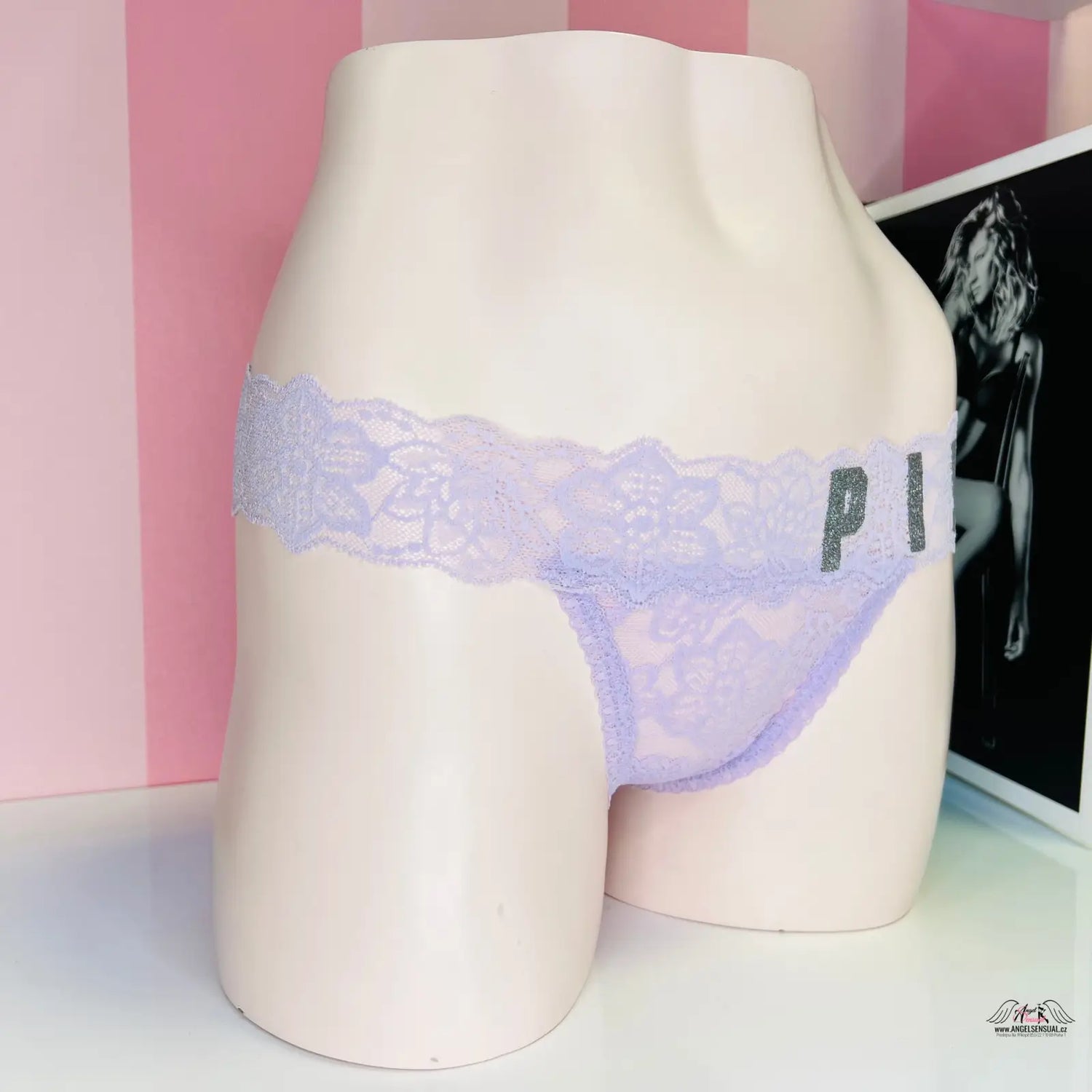 Lavender lace thong s nápisem pink a stříbrným nápisem Pink, elegantní dámské spodní prádlo