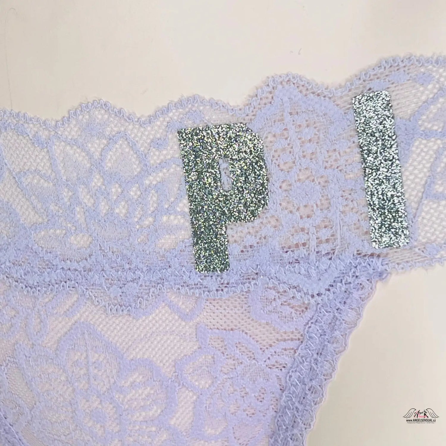 Lavender lace undergarments with stříbrným nápisem pink and glitter letters