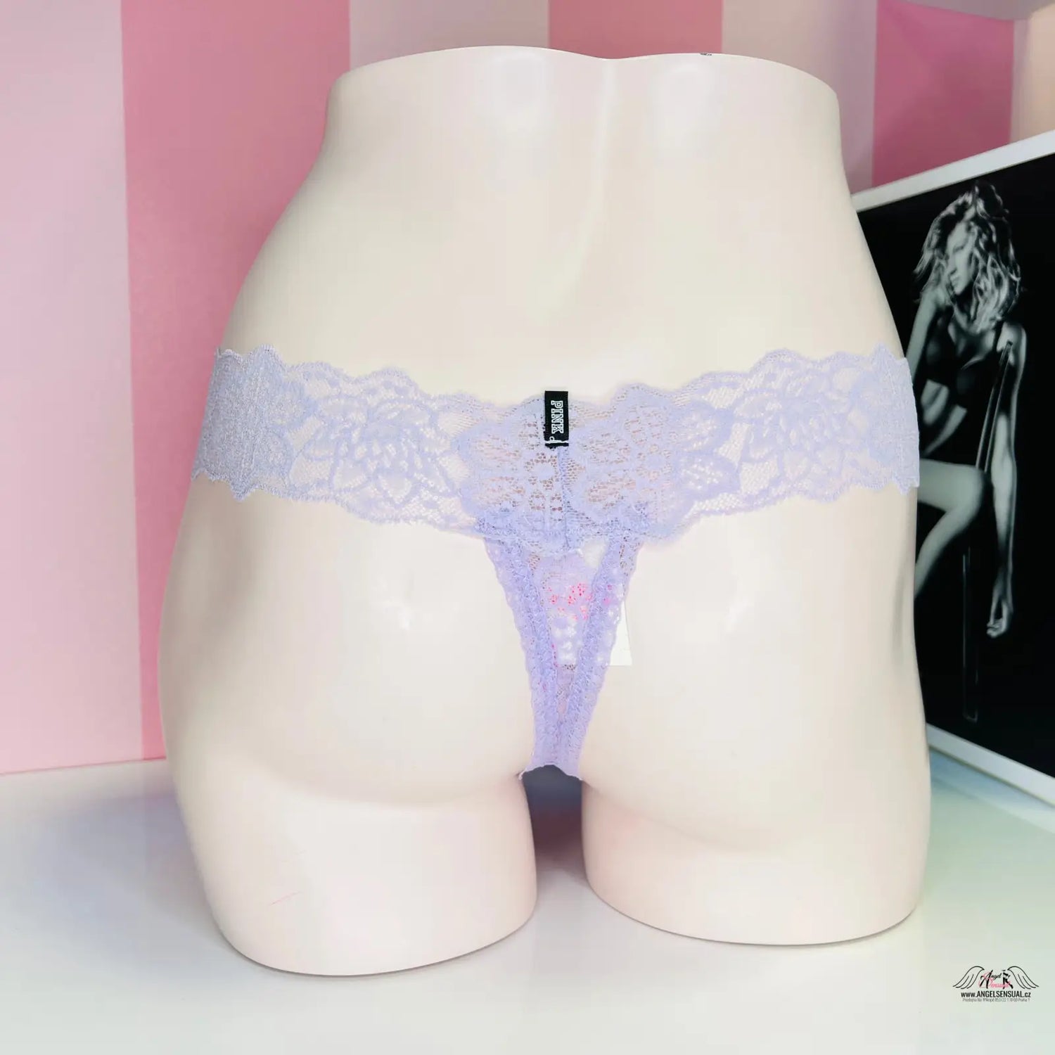 Lavender lace thong s nápisem pink a stříbrným nápisem Pink, elegantní dámské spodní prádlo