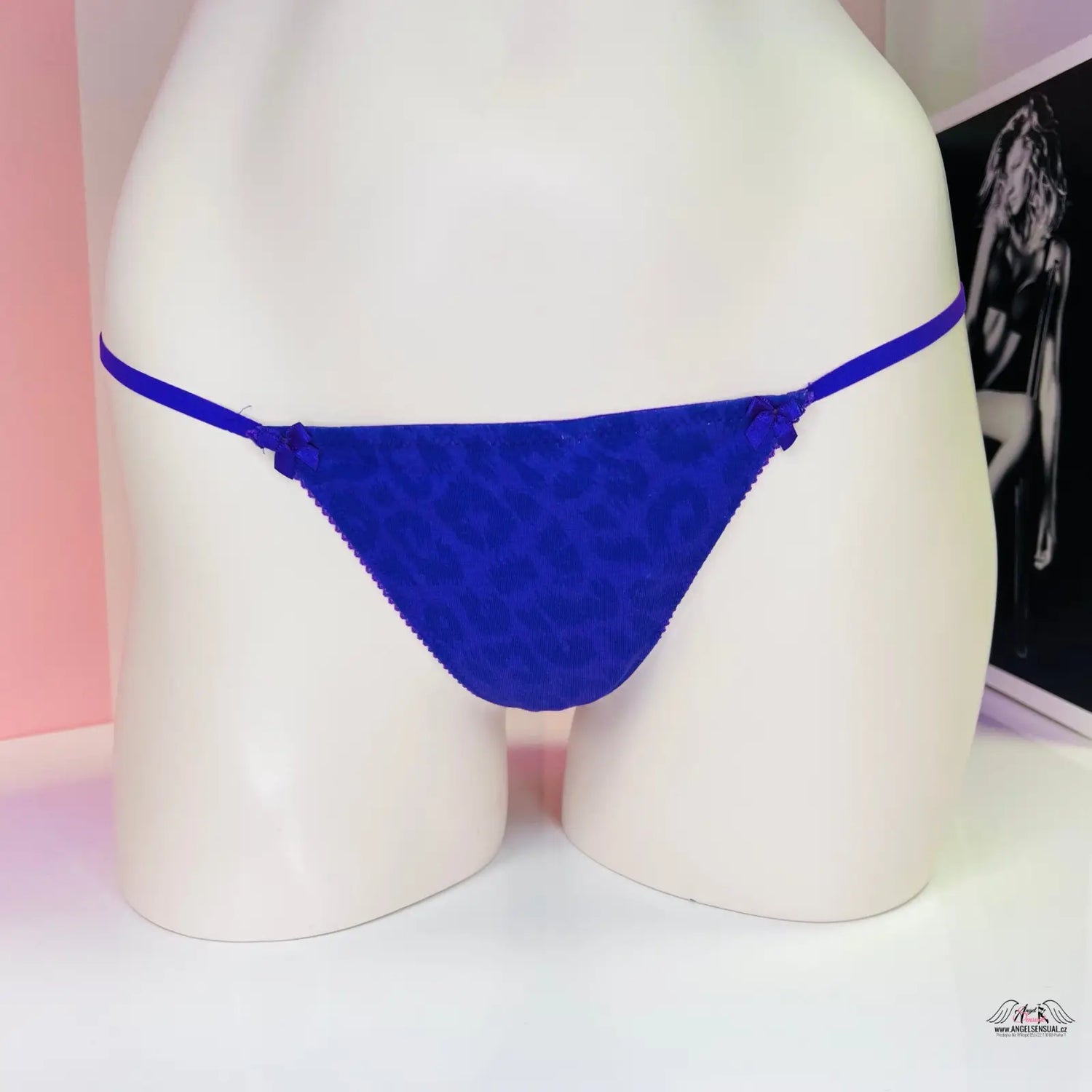 Bílá manne v produktu Victoria’s Secret krajková tanga v fialové barvě