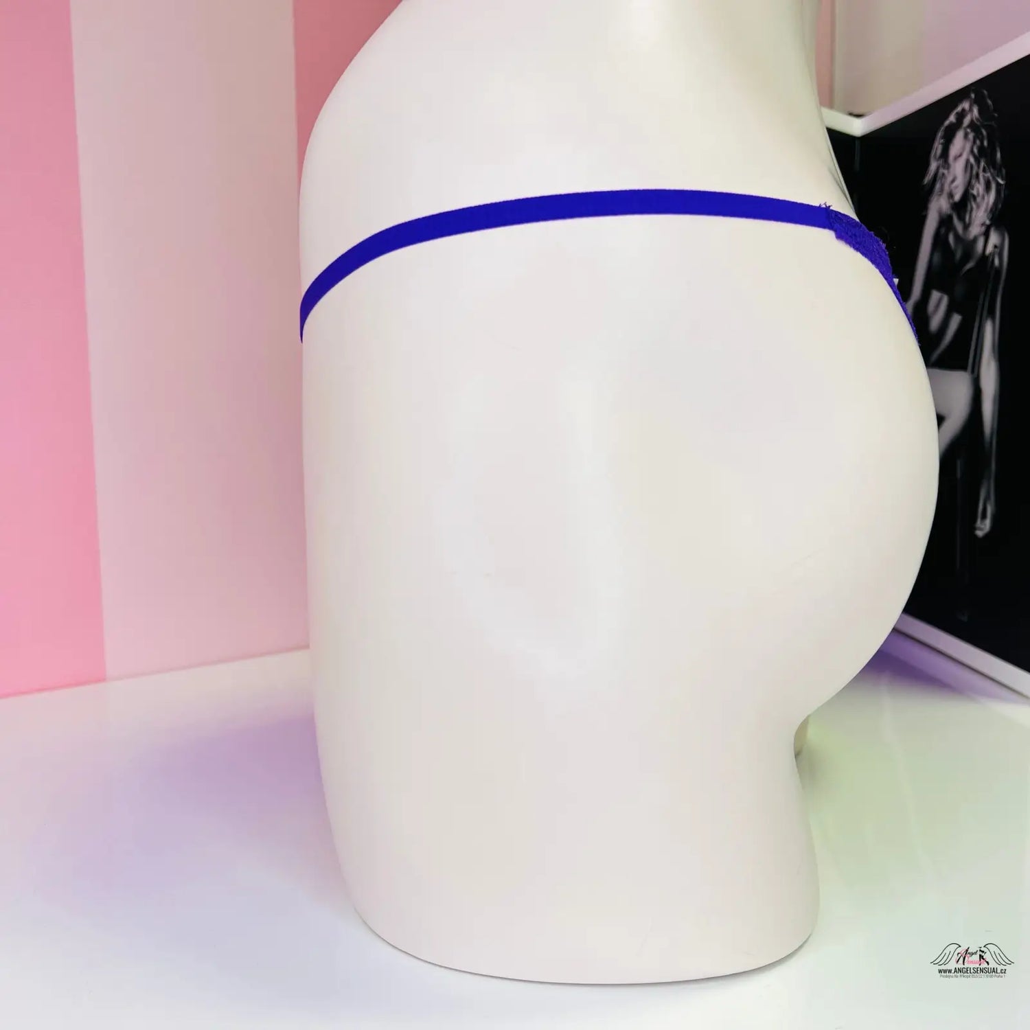 Bílá manekýna s modrým páskem na Victoria’s Secret krajkových tangách v fialové barvě