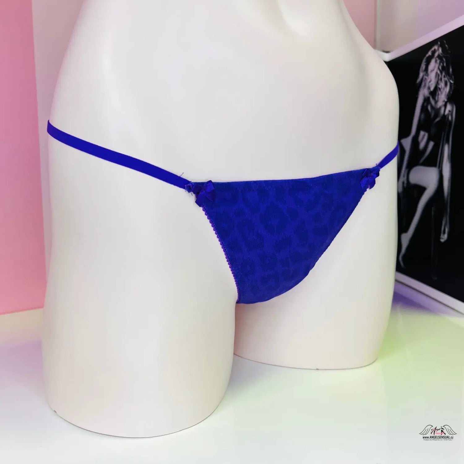 Bílá manekýna s Victoria’s Secret krajkovými tangy v fialové barvě