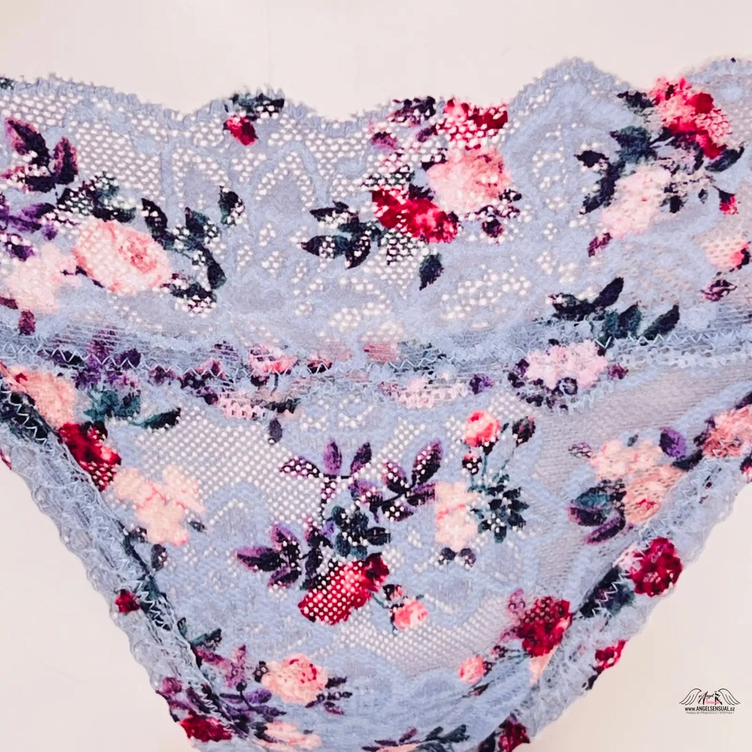 Elegantní krajkové tanga Pink s květinovým vzorem agent provocateur a nápisem pink