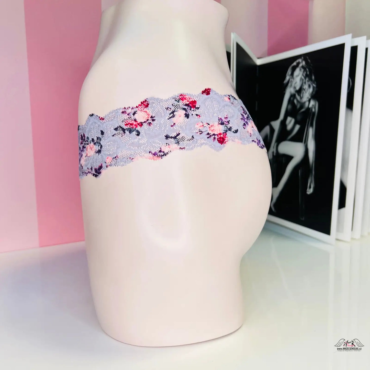 Elegantní krajkové tanga PINK Tanga Krajkové na modelu s vzory Agent Provocateur