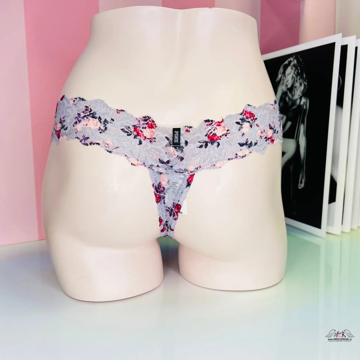 Elegantní krajkové tanga Pink s floralními vzory agent provocateur a nápisem Pink