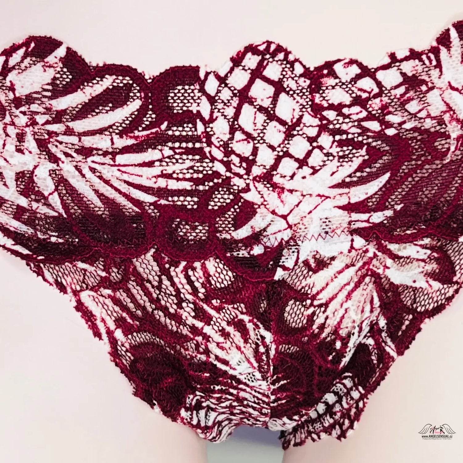 Burgundy a bílé krajkové tanga PINK Tanga Krajkové s elegantním designem