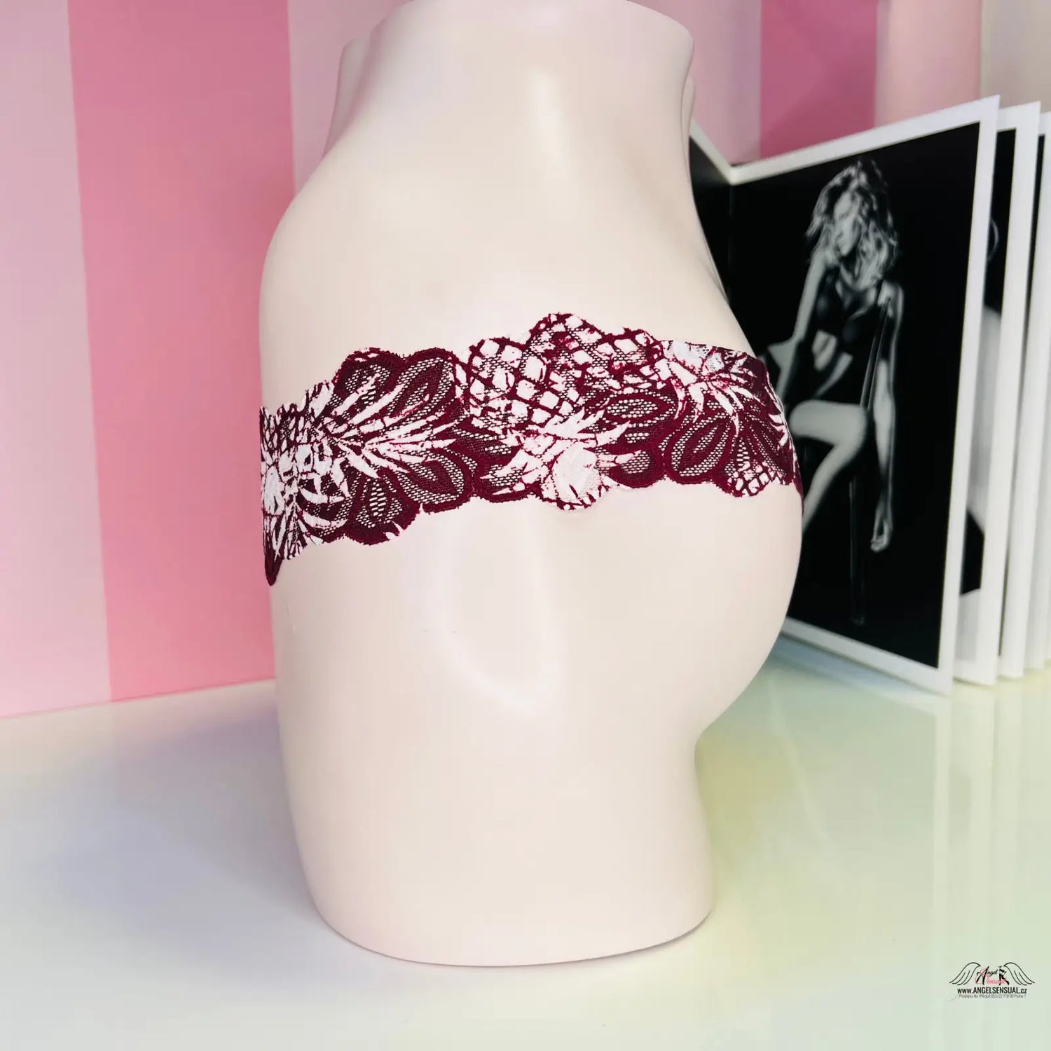 Burgundy krajková tanga PINK Tanga Krajkové s burgundovou krajkovou garterou