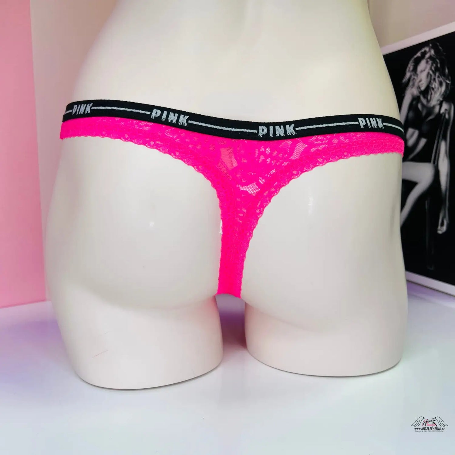 Hot pink krajková tanga s elastickým pasem a květinovou krajkou