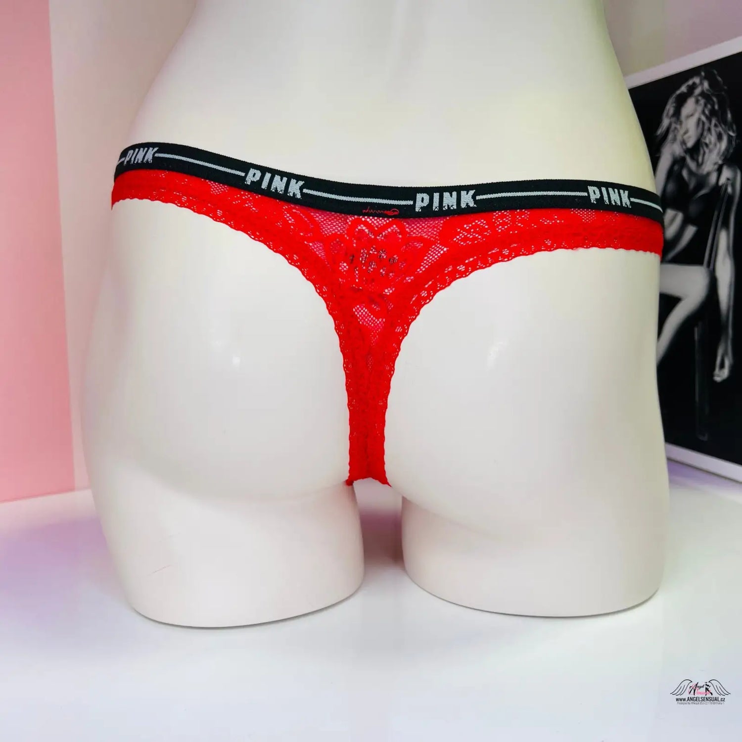 Květinová krajková tanga s elastickým pasem a červeným krajkovým páskem PINK