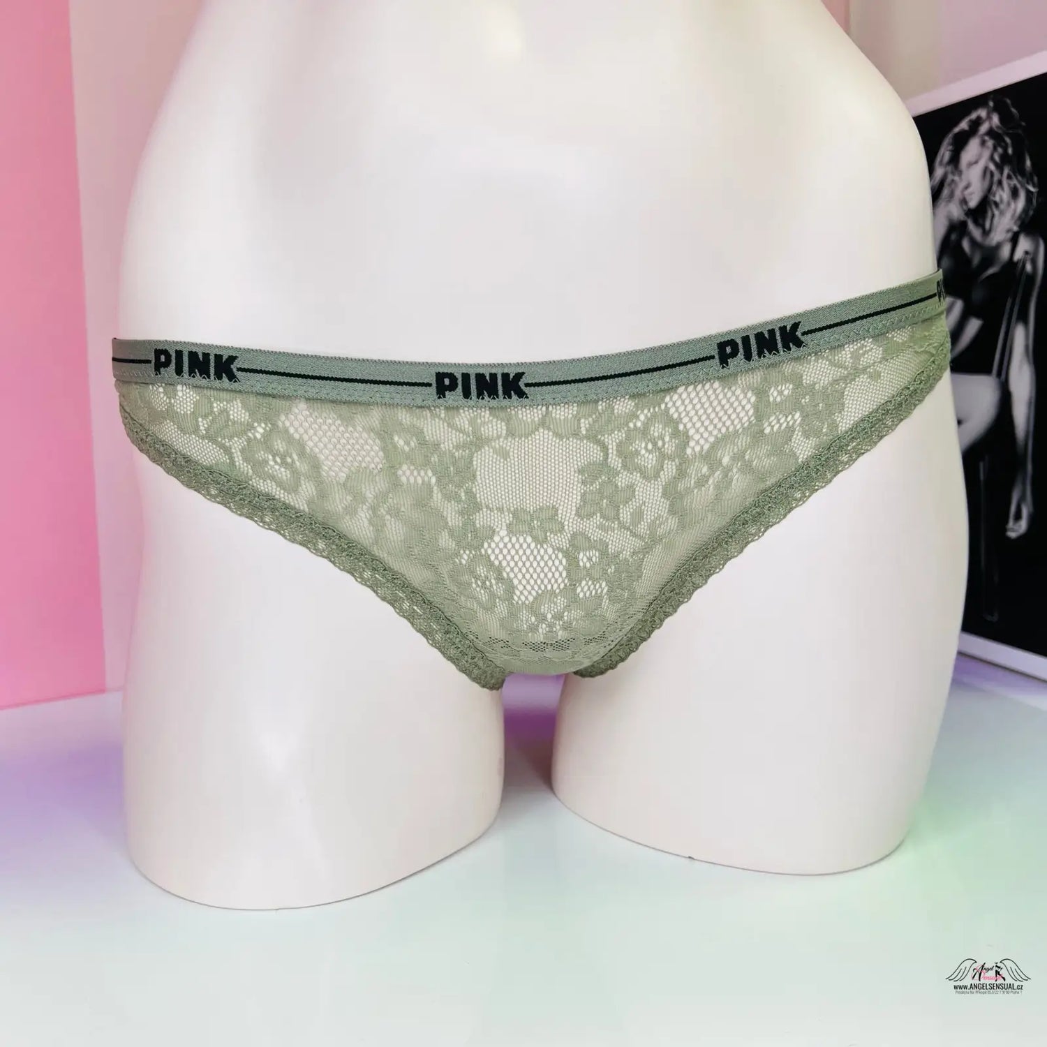 Zelená krajková tanga s elastickým pasem a růžovým páskem v květinové krajkové kolekci PINK