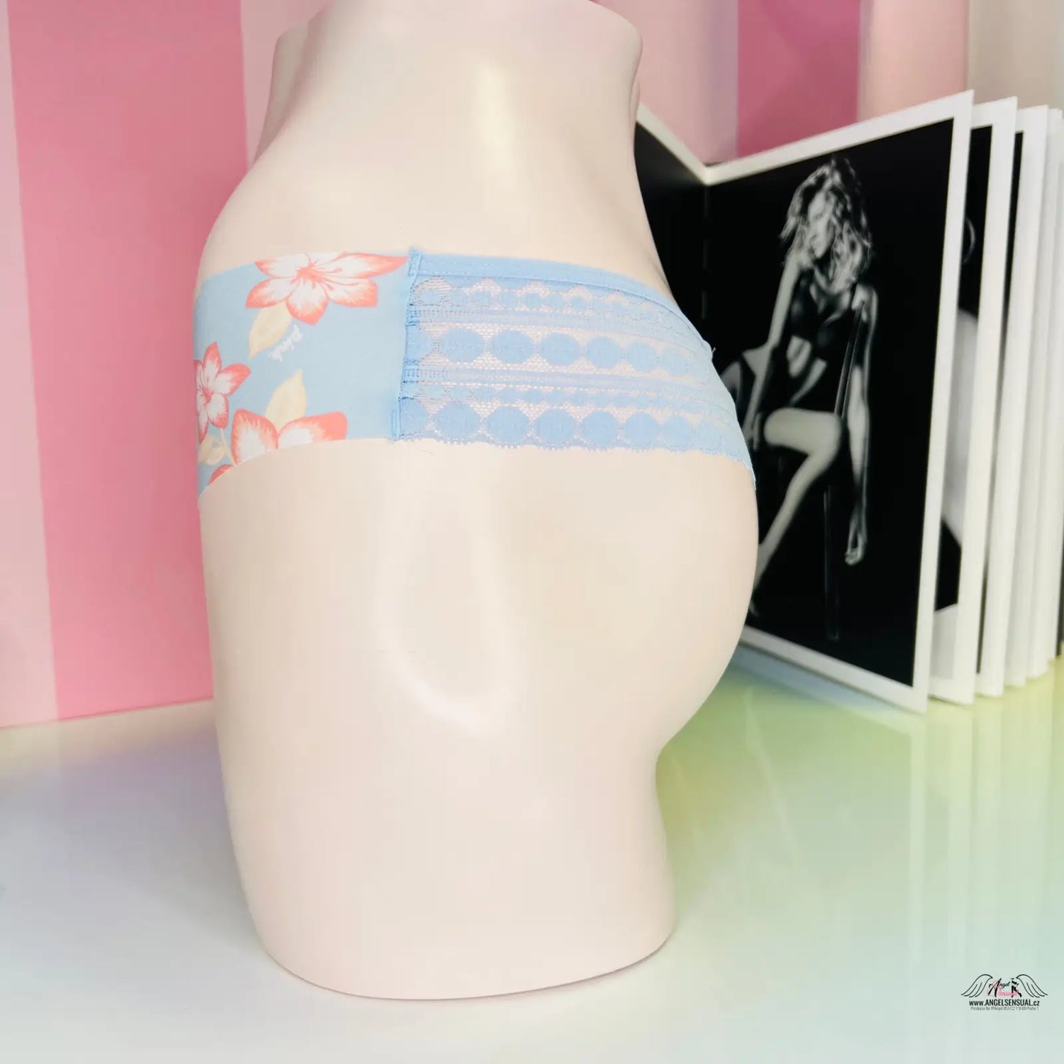 Elegantní tanga s květinovým vzorem lemované krajkou na modelu